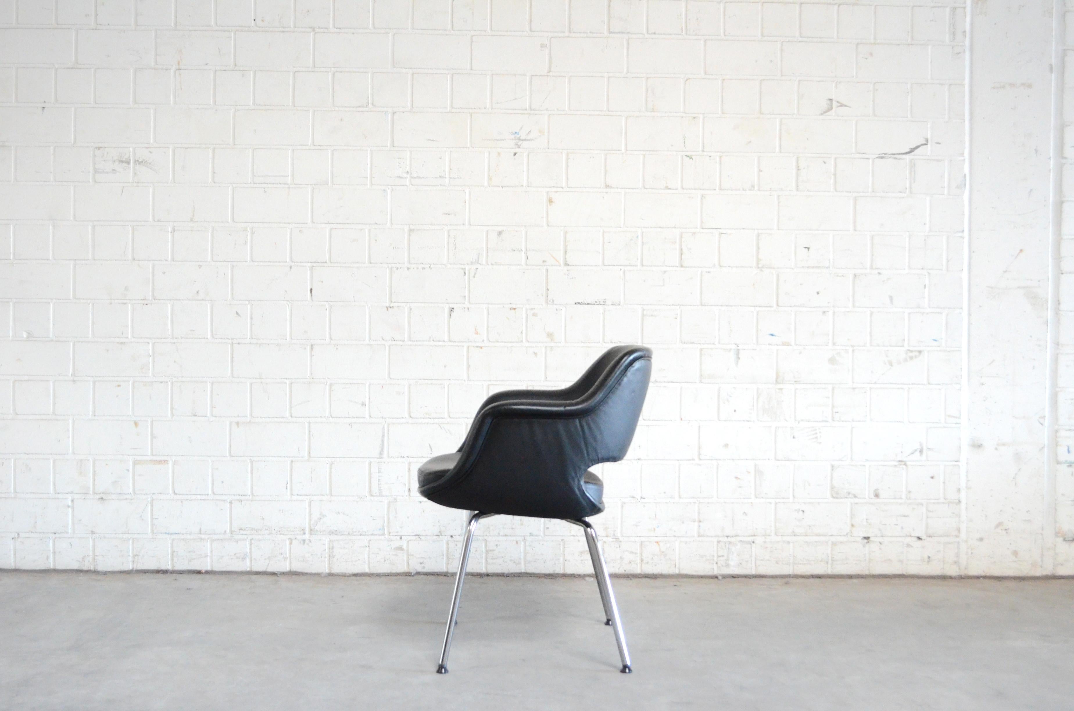 Olli Mannermaa Pareja de sillas de cuero Kilta de Eugen Schmidt y Cassina Martela siglo XX en venta