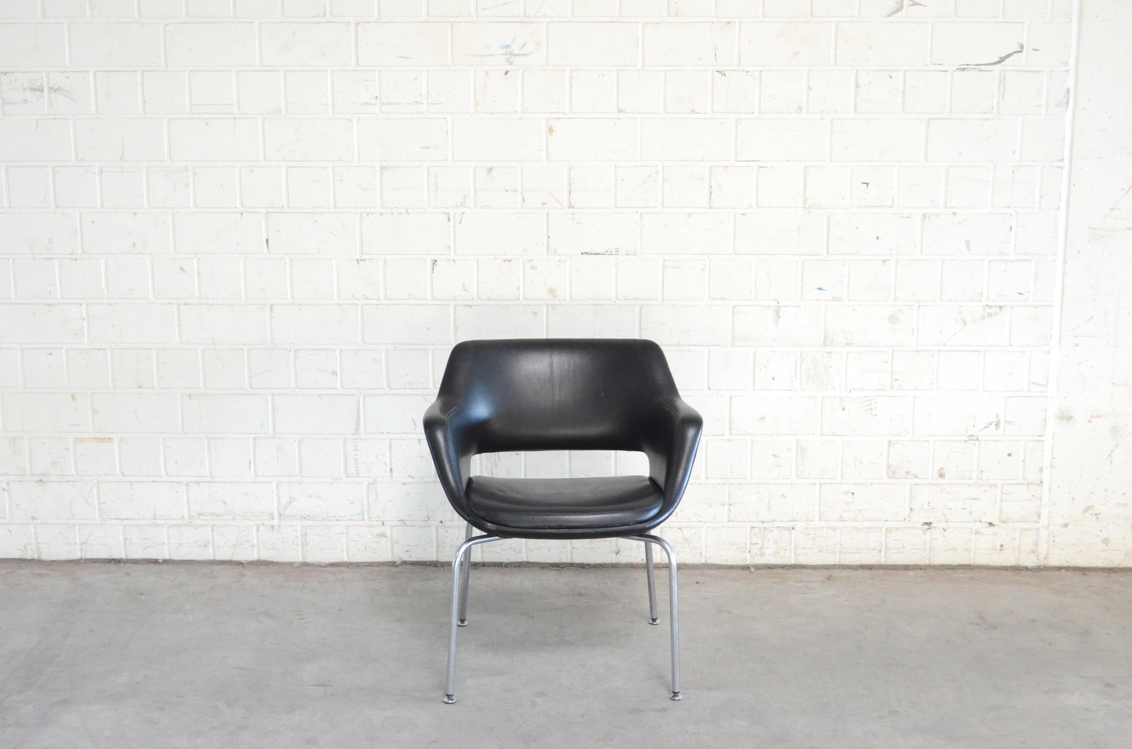 Olli Mannermaa Pareja de sillas de cuero Kilta de Eugen Schmidt y Cassina Martela siglo XX en venta