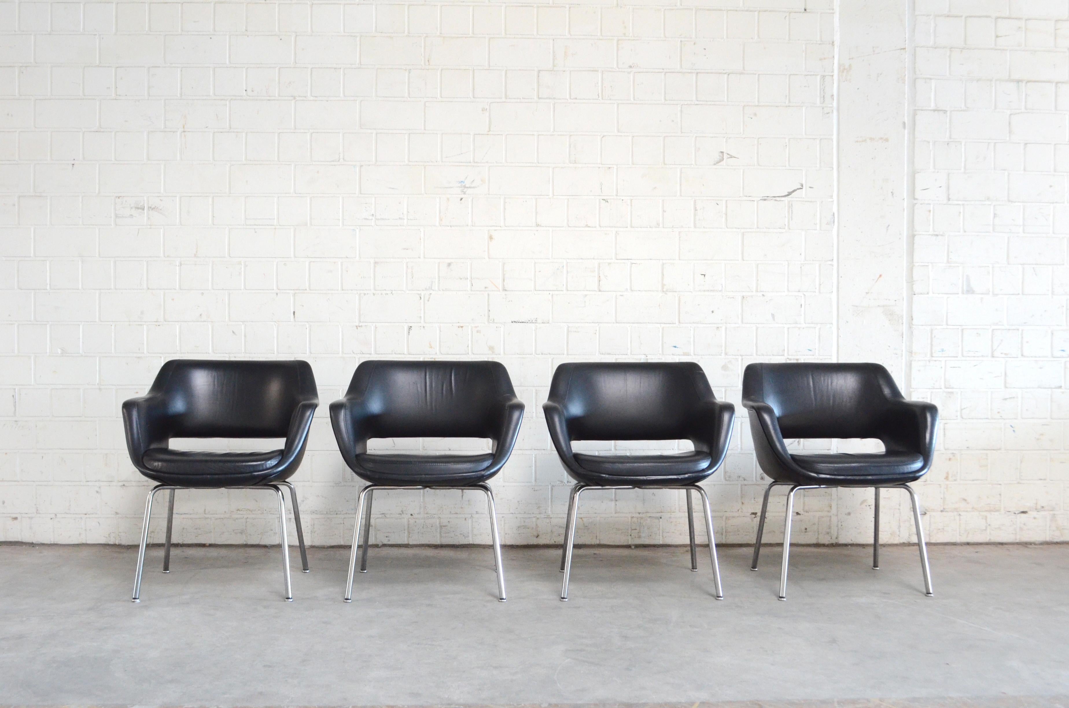 Dieses Modell Kilta wurde 1955 von dem finnischen Designer Olli Mannermaa für Martela entworfen.
Der Kilta-Stuhl ist ein finnischer Designklassiker. Das zeitlose Design und der bequeme Sitz von Kilta garantieren seine anhaltende Beliebtheit.
Es