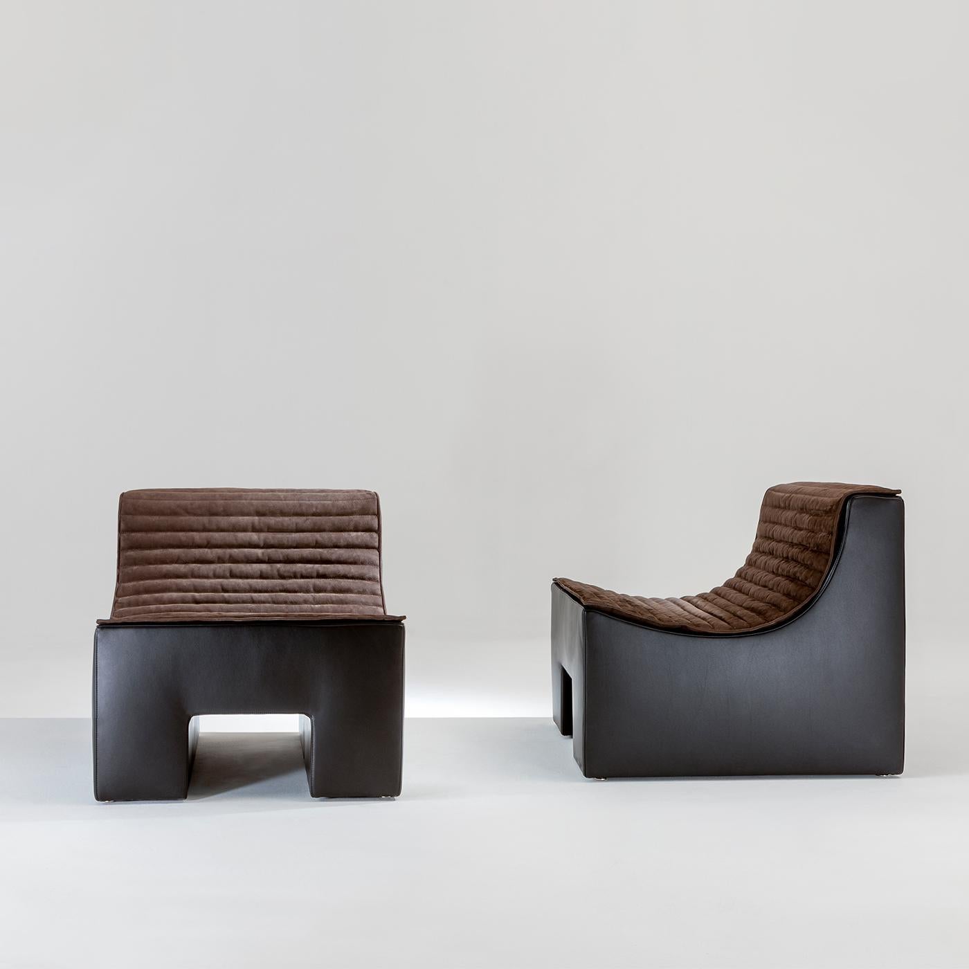 Blending comfort and refinement, this armchair features a fully padded structure upholstered in rich brown leather. The seat and backrest are finished with a removable, quilted cushion in soft nubuck, creating a luxurious contrast of textures.