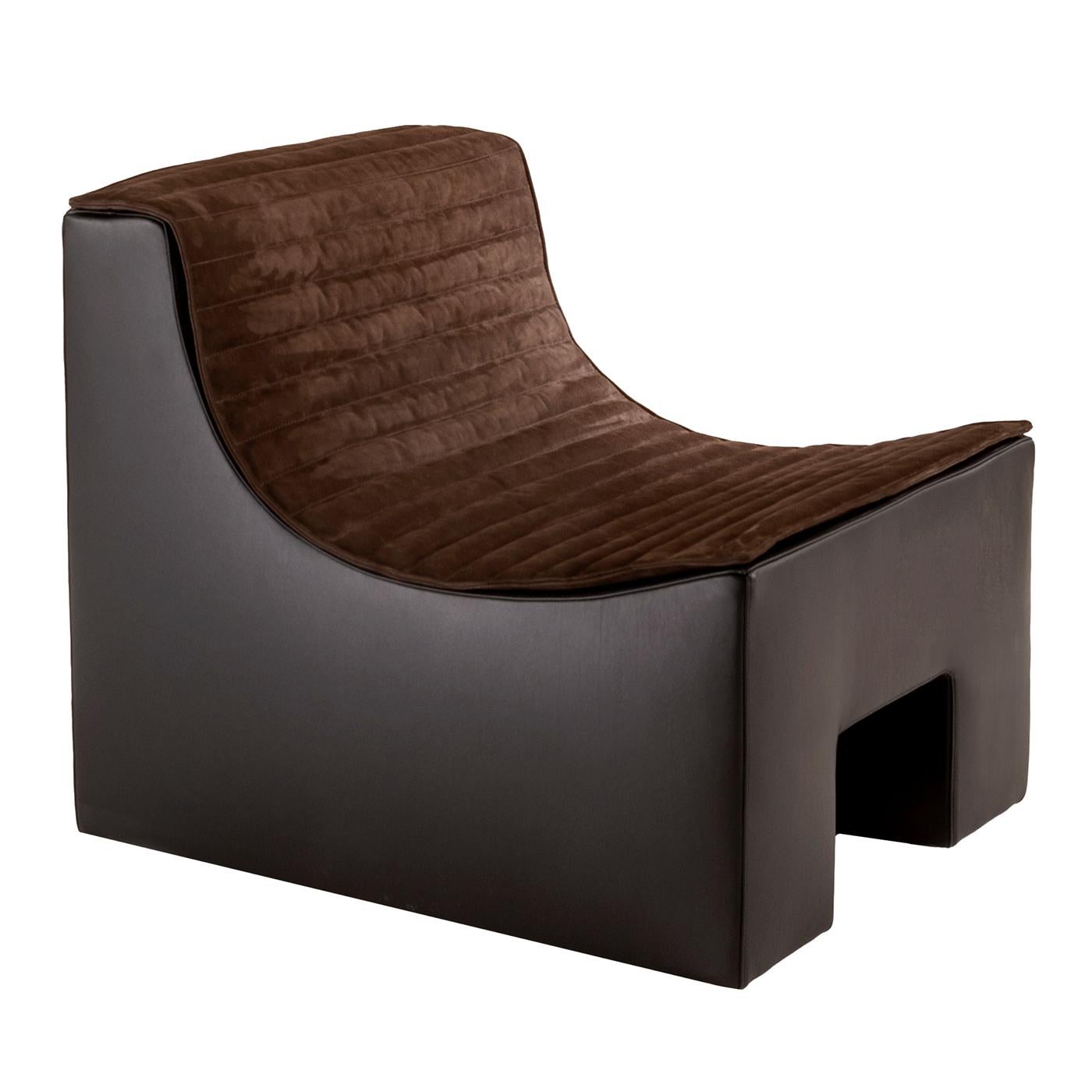Pelle Ollie Brown Leather Armchair with Quilted Nubuck Cushion by Laura Meroni in vendita