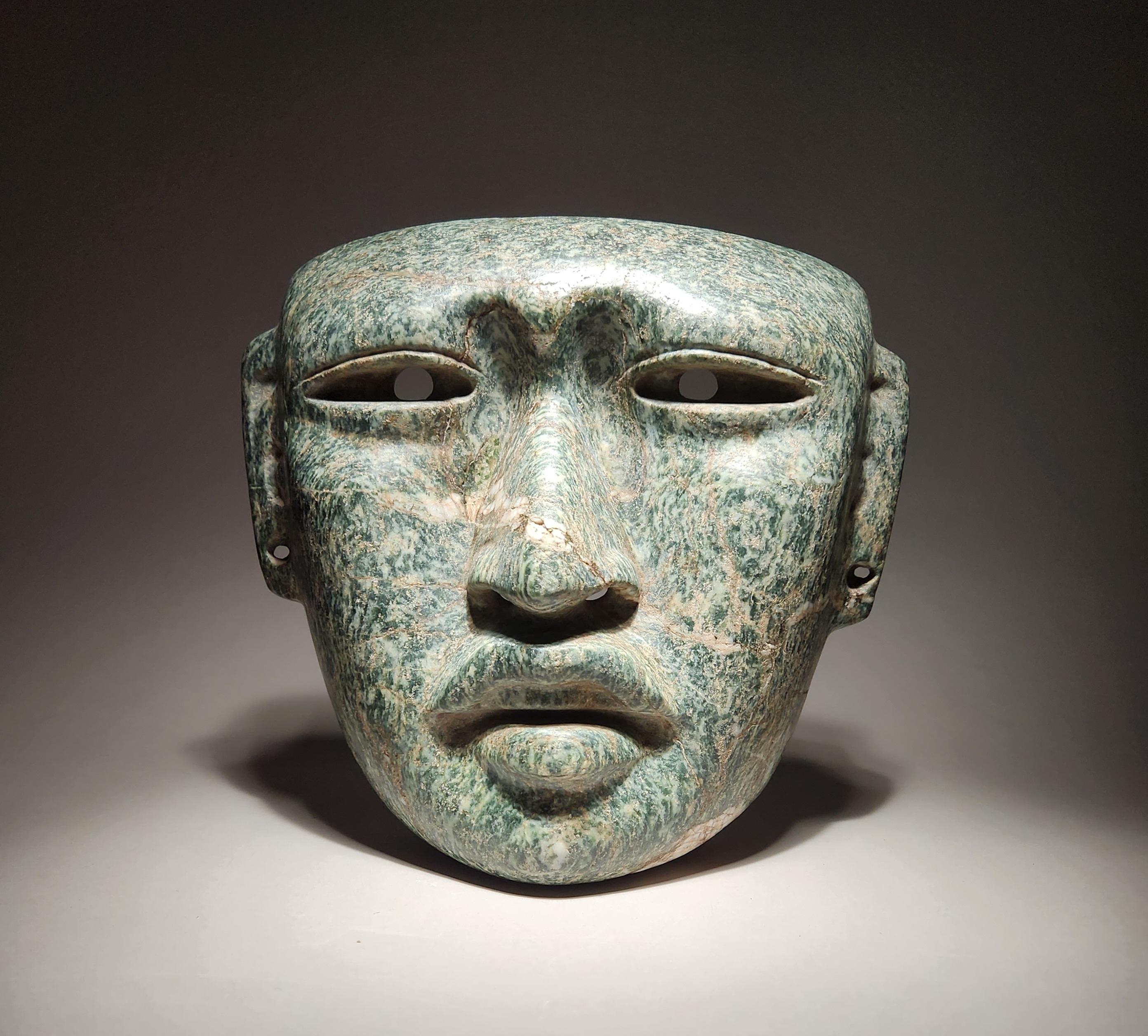 Précolombien Ancien masque de portrait en pierre verte d'Olmec avec provenance d'avant 1970 en vente