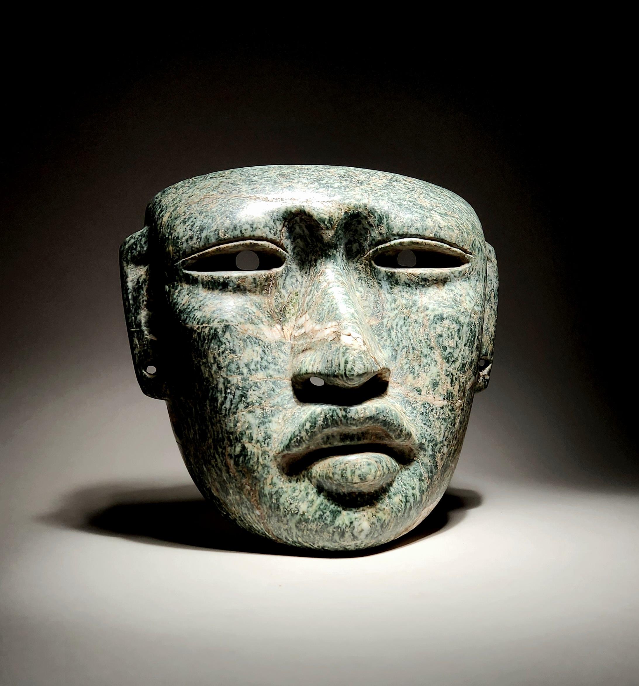Mexicain Ancien masque de portrait en pierre verte d'Olmec avec provenance d'avant 1970 en vente