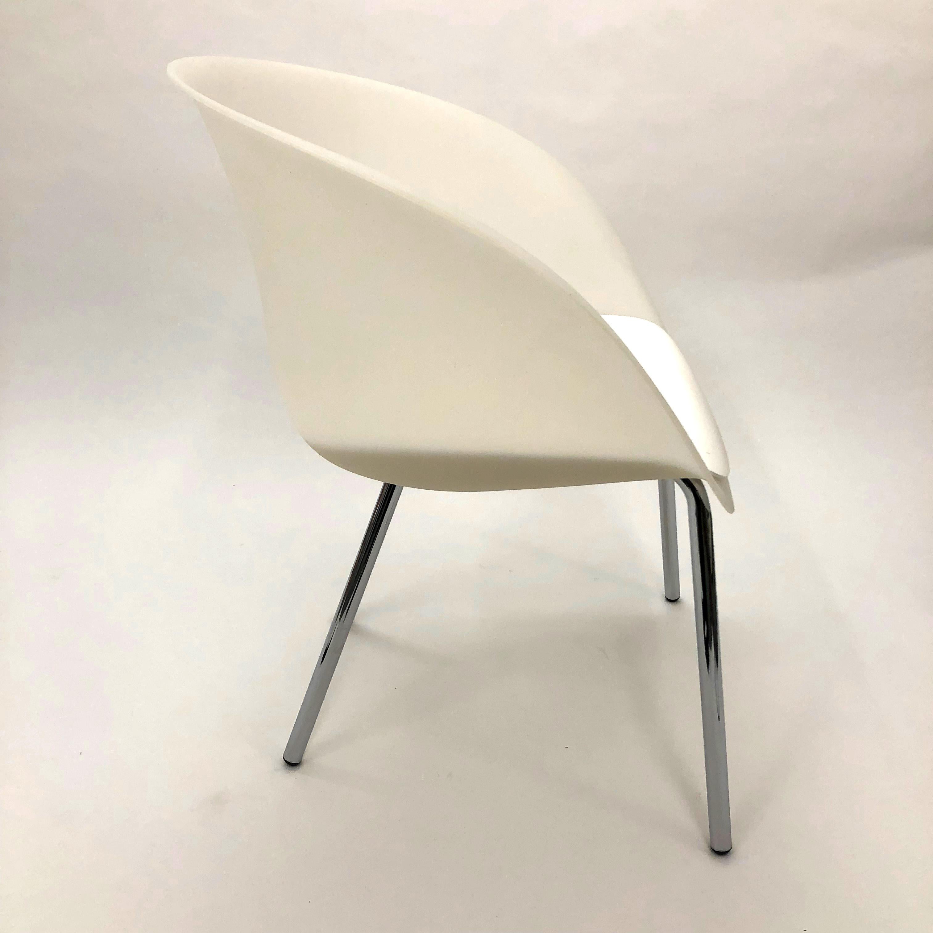 A molded-plastic update on the classic tub chair, the Olo Chair by Andrew Jones for Keilhauer is highly versatile. Ready for use as a side chair, or a conference, reception, or lounge chair. 

This sculptural, flowing translucent polypropylene