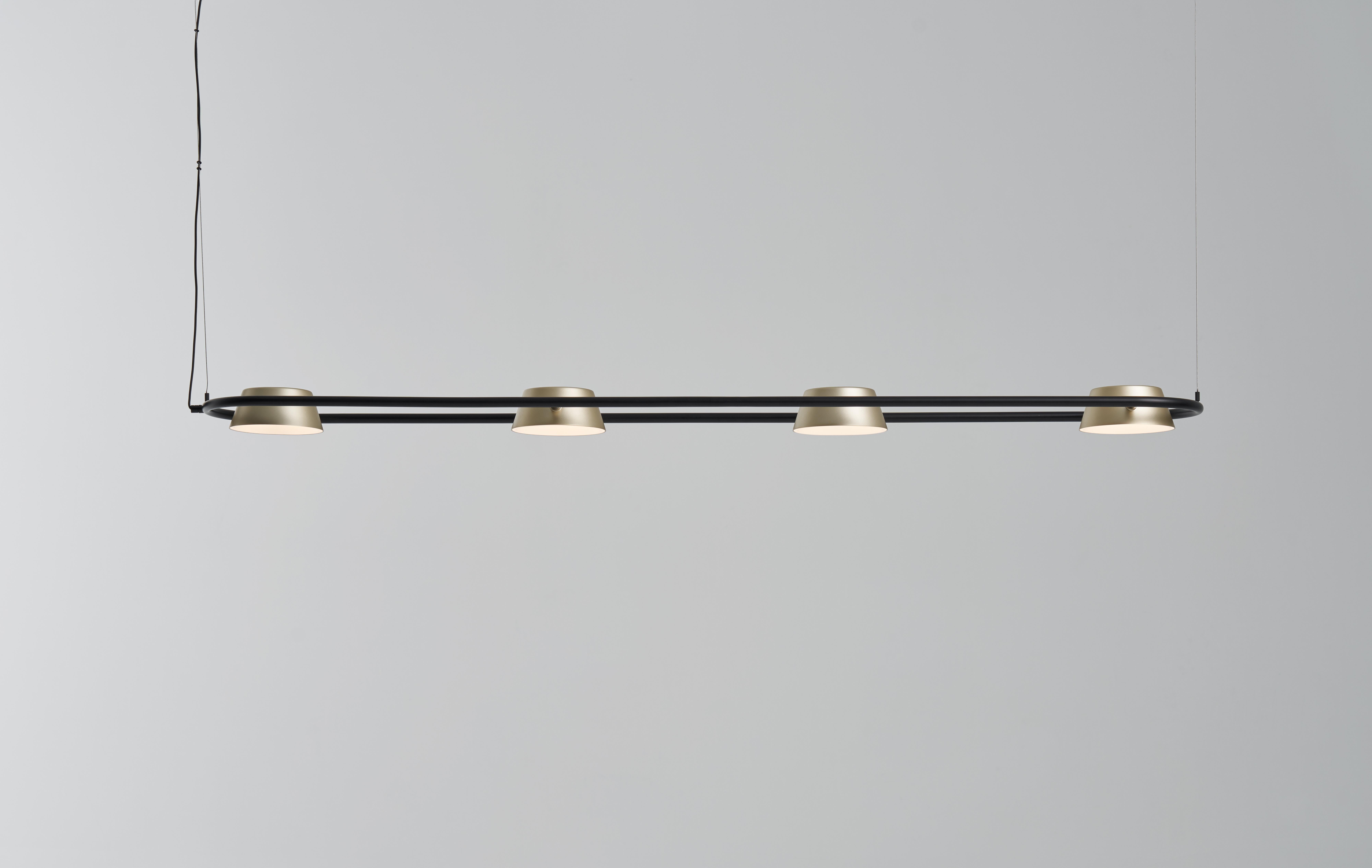 Il pendente Olo PL4 ha sempre origine da un cerchio o da una linea. Il paralume girevole incorporato nel design all'avanguardia dei cerchi cavi con illuminazione LED antiabbagliante, la luce attenuata CRI 90 può creare una luce pratica e ambientale.