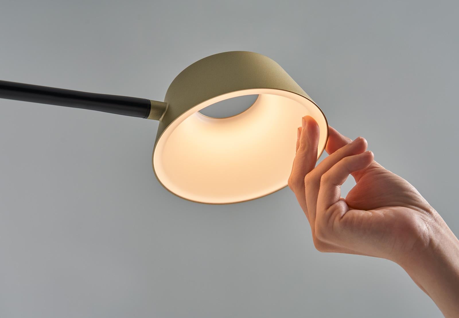 Les lampes de table et les lampadaires OLO sont les dernières nouveautés de la famille OLO. L'abat-jour creux rotatif est doté d'un design d'avant-garde et offre un rendu des couleurs de haute qualité CRI 90. Disponible en deux coloris, la lampe de