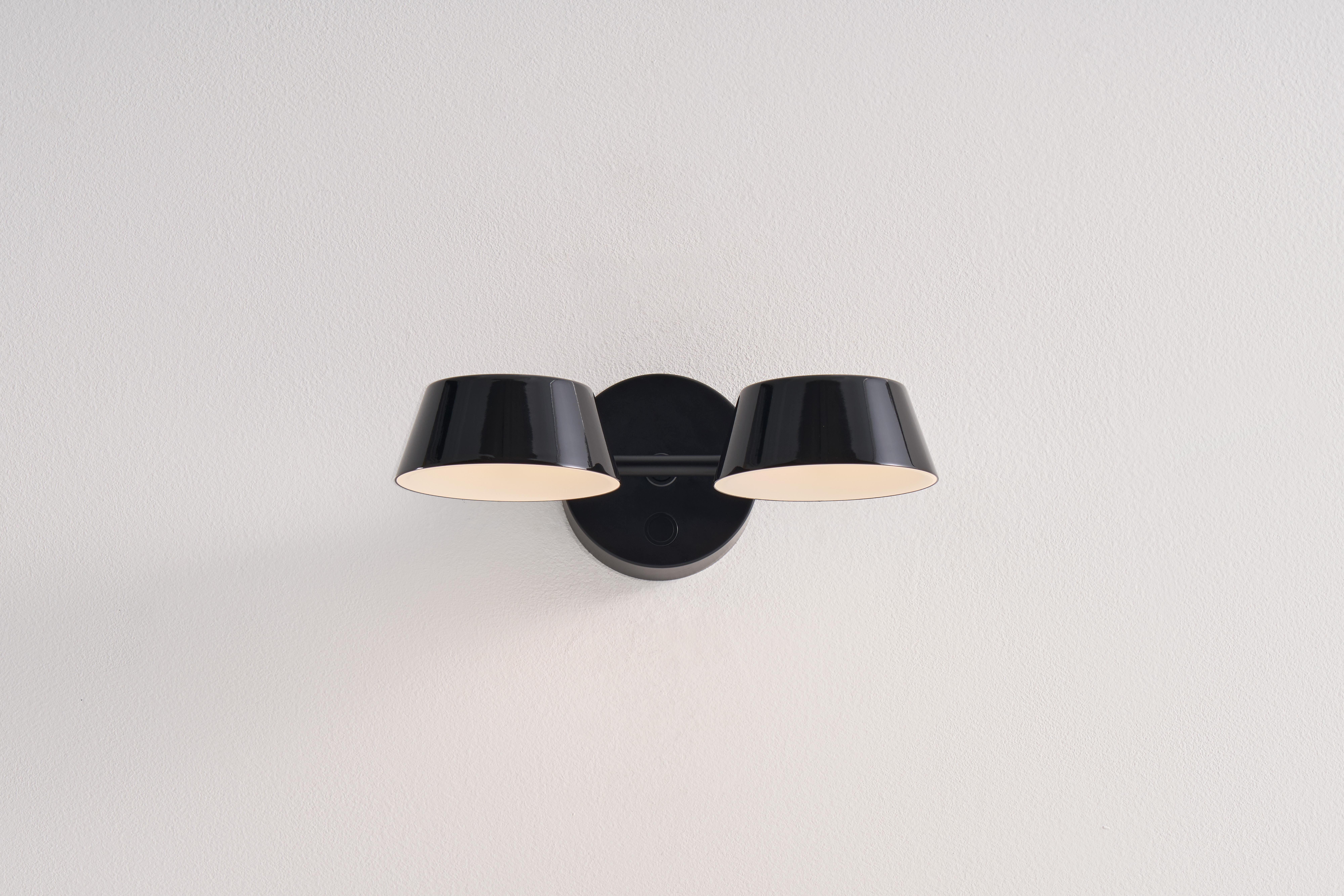 Los apliques OLO W2 siempre parten de un círculo o una línea. Utilizando los elementos básicos para crear la imagen de una luz, el Diseñador Blanco desafía toda nuestra imaginación mediante series diseñadas para no tener límites en sus