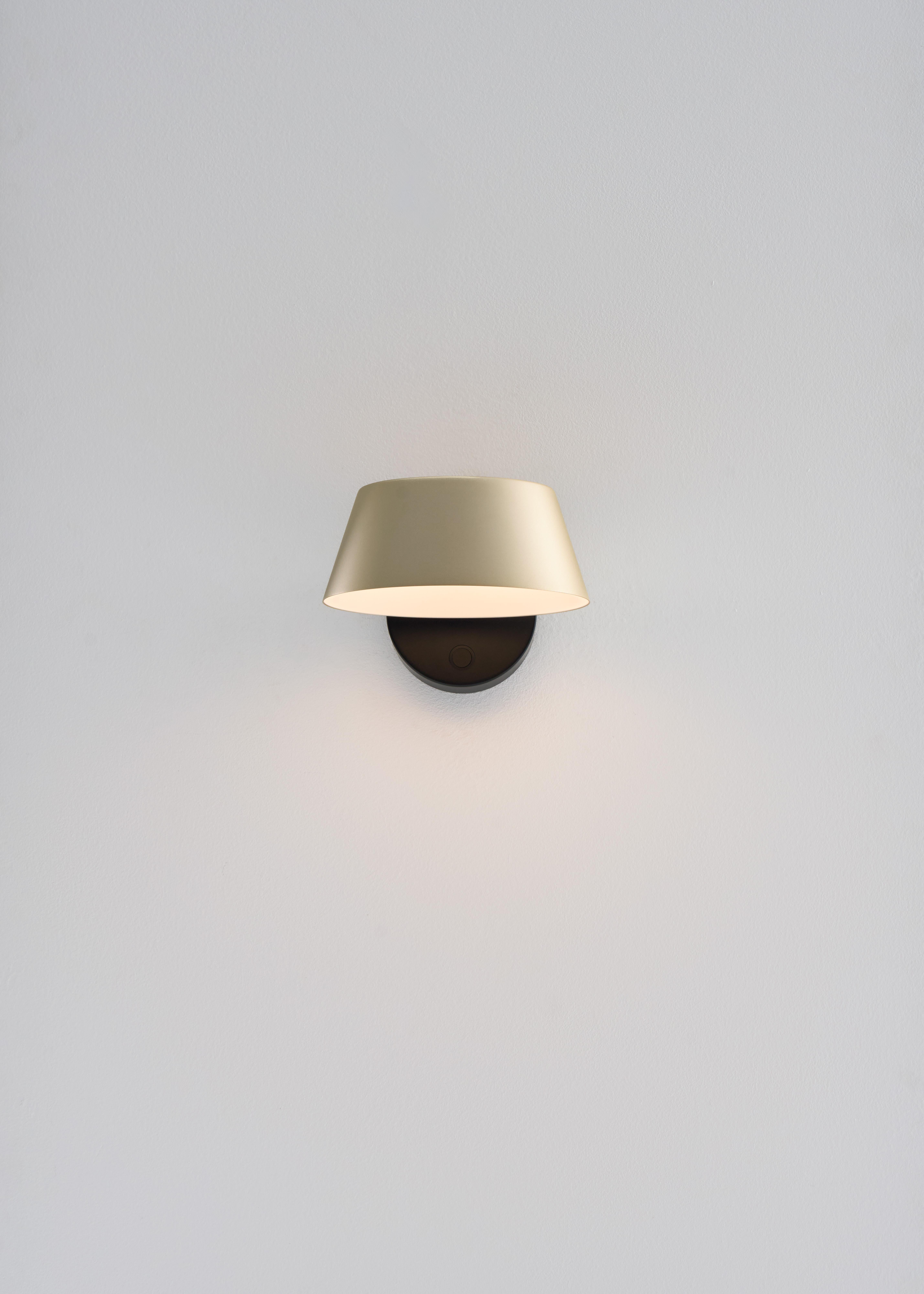 La OLO XL reimagina el modelo clásico OLO con su atrevida pantalla hueca que combina círculos y líneas para crear un lienzo luminoso. Su cabezal más grande, equipado con un LED integrado, proporciona una iluminación sin deslumbramientos que fomenta