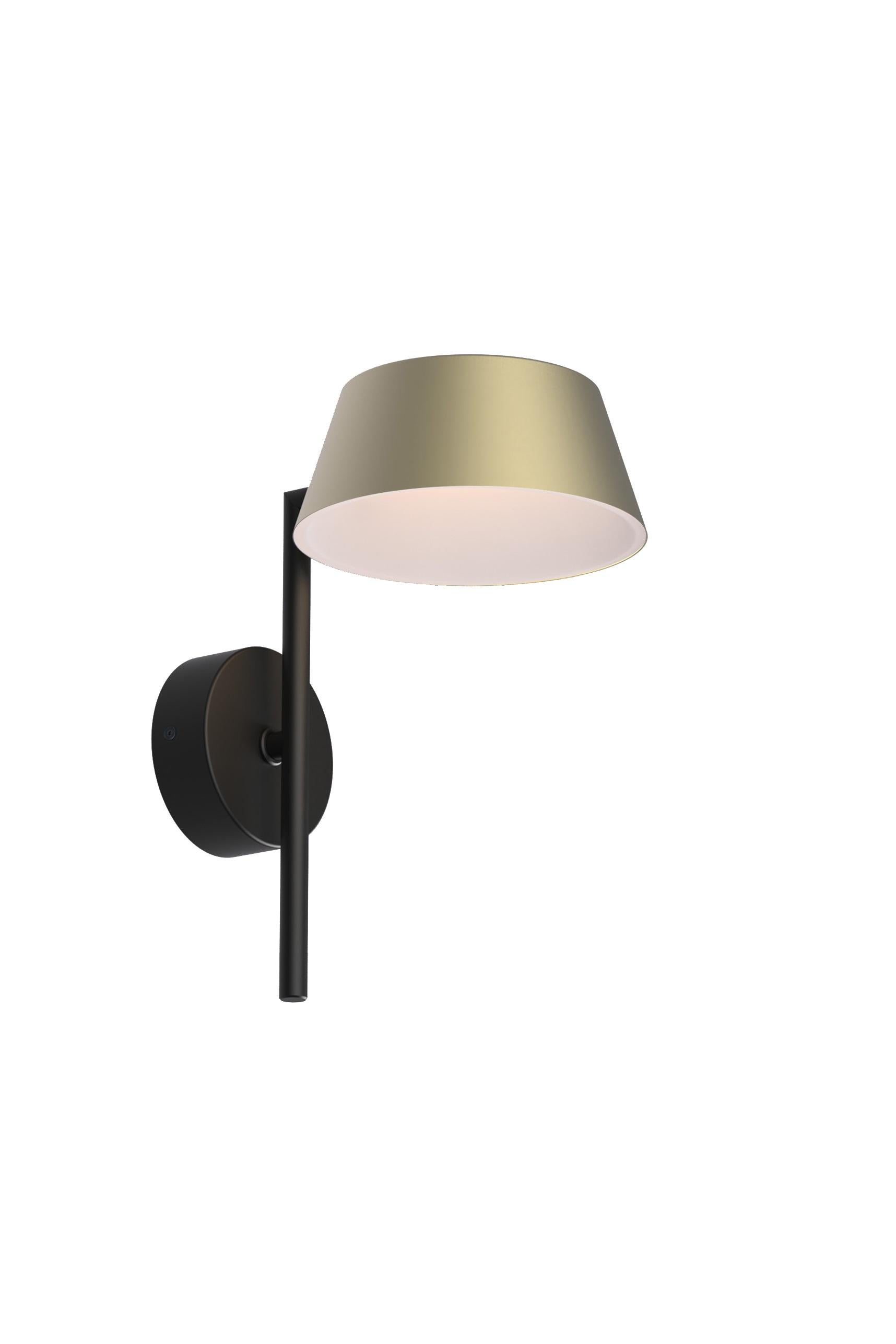 La OLO XL reimagina el modelo clásico OLO con su atrevida pantalla hueca que combina círculos y líneas para crear un lienzo luminoso. Su cabezal más grande, equipado con un LED integrado, proporciona una iluminación sin deslumbramientos que fomenta
