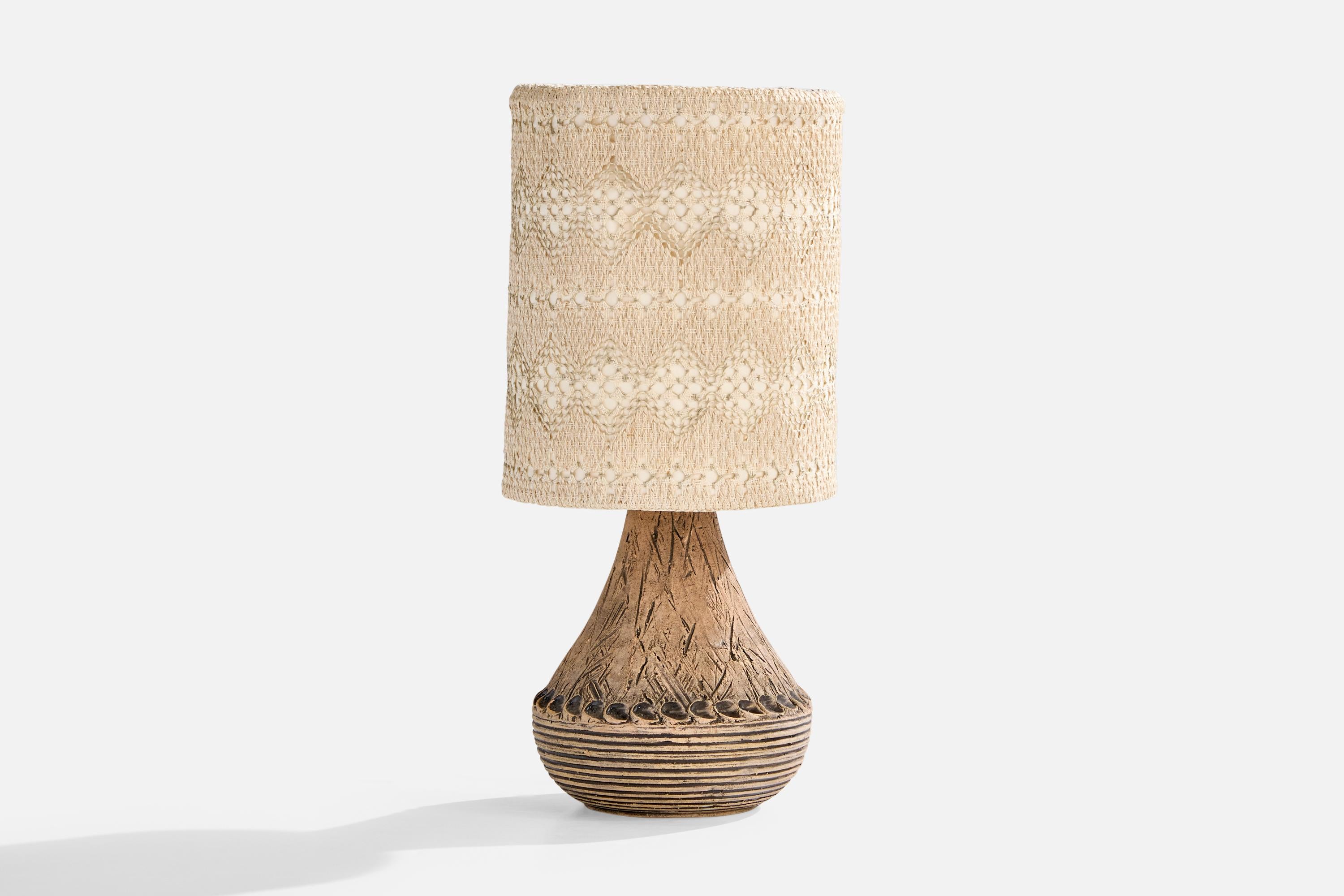 Tischlampe aus beiger Keramik und beigem Stickereistoff, entworfen von Olof Georg Hermansson und hergestellt von Keramik-Olle, Schweden, um 1960.

Vintage Lampenschirm in gutem Zustand, alters- und gebrauchsgerecht

Abnutzung entsprechend dem Alter