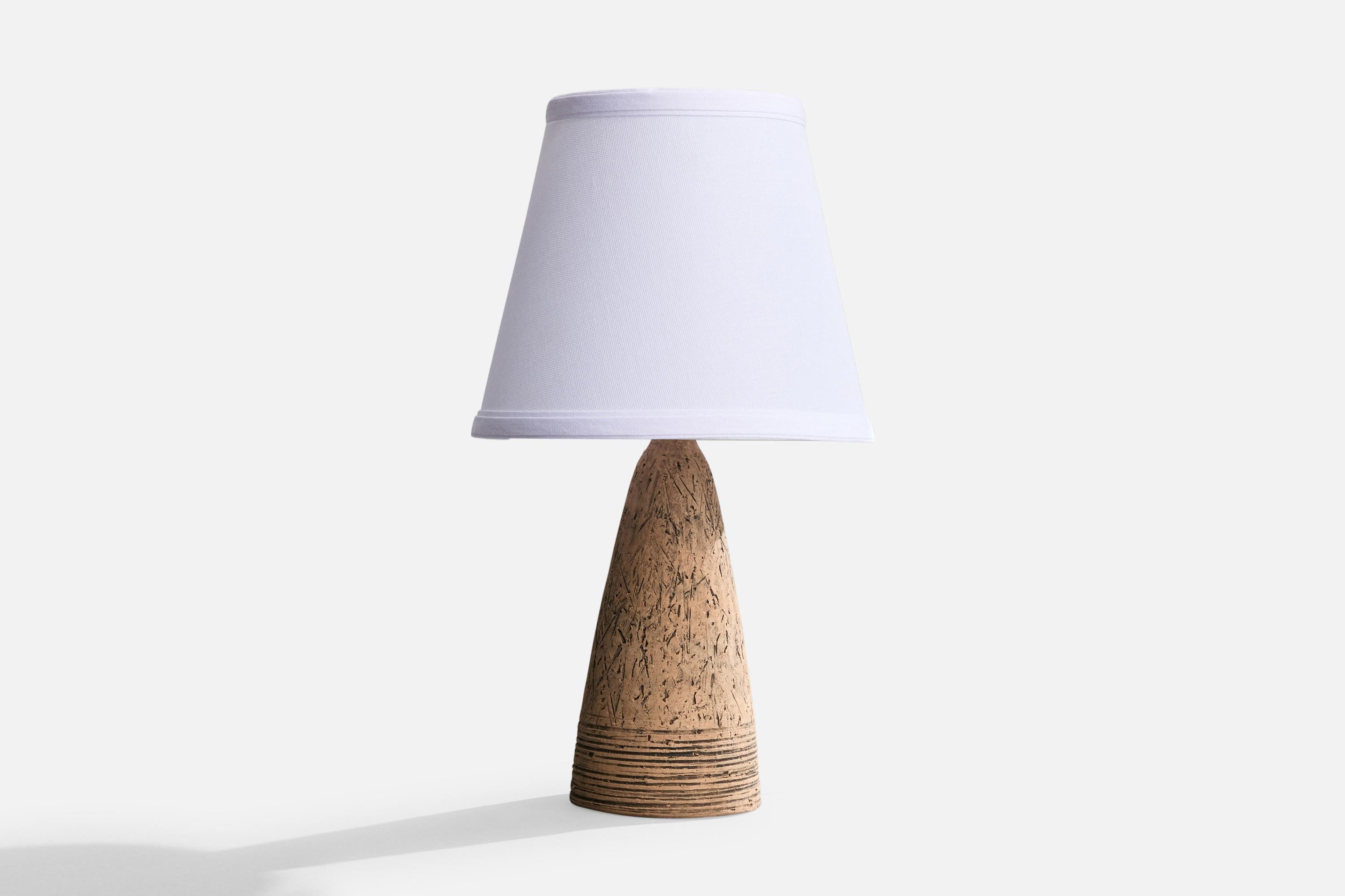 Lampe de table en céramique brune incisée, conçue et produite par Olof Georg Hermansson, Suède, c. 1960.

Dimensions de la lampe (pouces) : 10.2