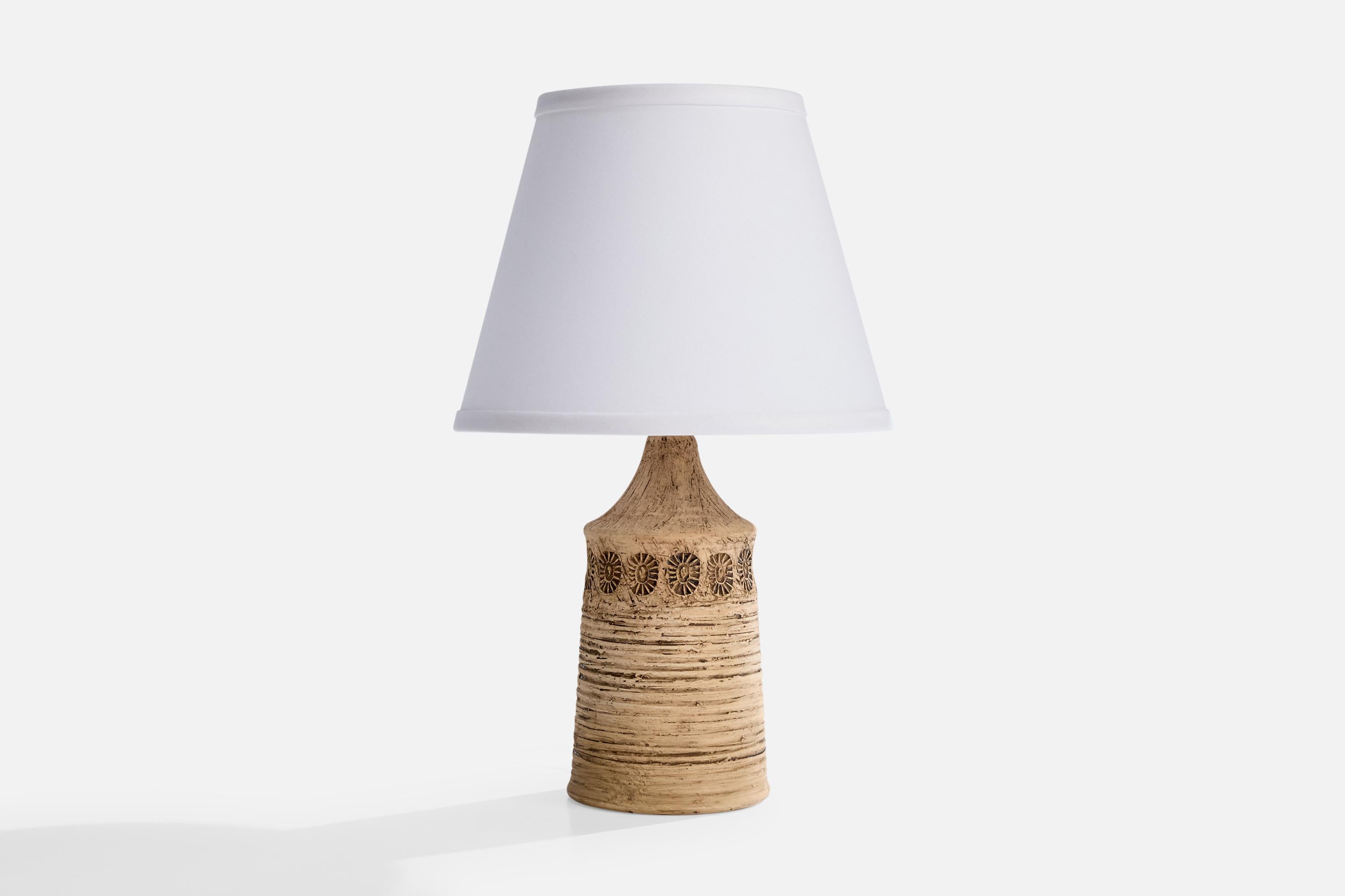Beigefarbene Keramiktischlampe, entworfen von Olof Georg Hermansson und hergestellt von Keramik-Olle, Schweden, ca. 1960er Jahre.

Abmessungen des Schirms (Zoll): 6
