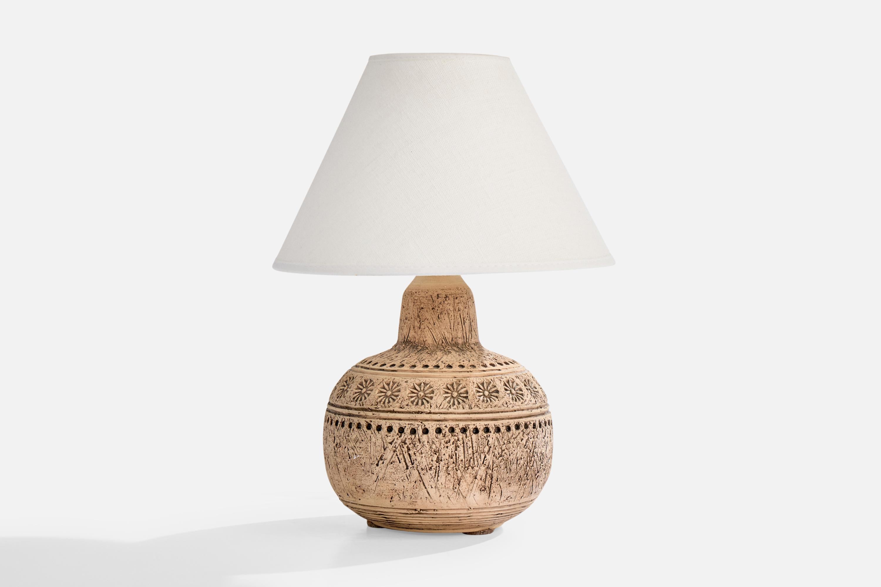 Beigefarbene Keramiktischlampe, entworfen von Olof Georg Hermansson und hergestellt von Keramik-Olle, Schweden, ca. 1960er Jahre.

Abnutzung entsprechend dem Alter und dem Gebrauch

Abmessungen des Schirms (Zoll): 3,5
