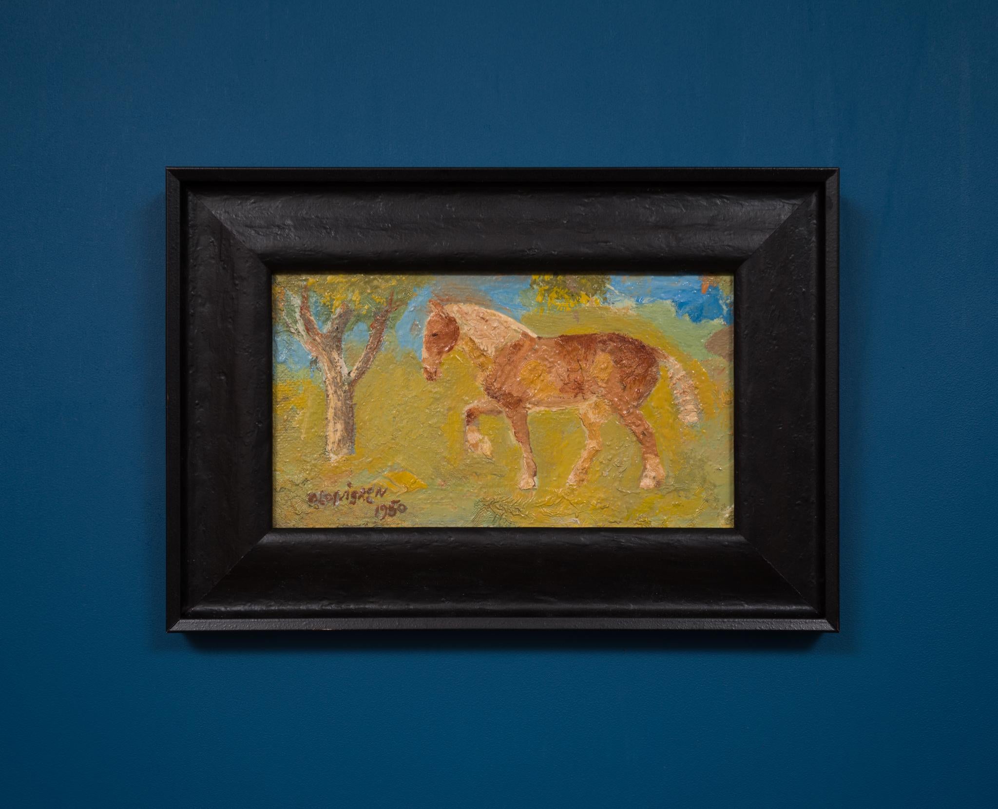Questo affascinante dipinto naif dell'artista svedese Olof (Olle) Casimir Ågren (1874-1962) raffigura un cavallo che si erge con grazia accanto a un albero. Eseguite con pennellate decise e strutturate e un'abbondante quantità di pittura, le opere