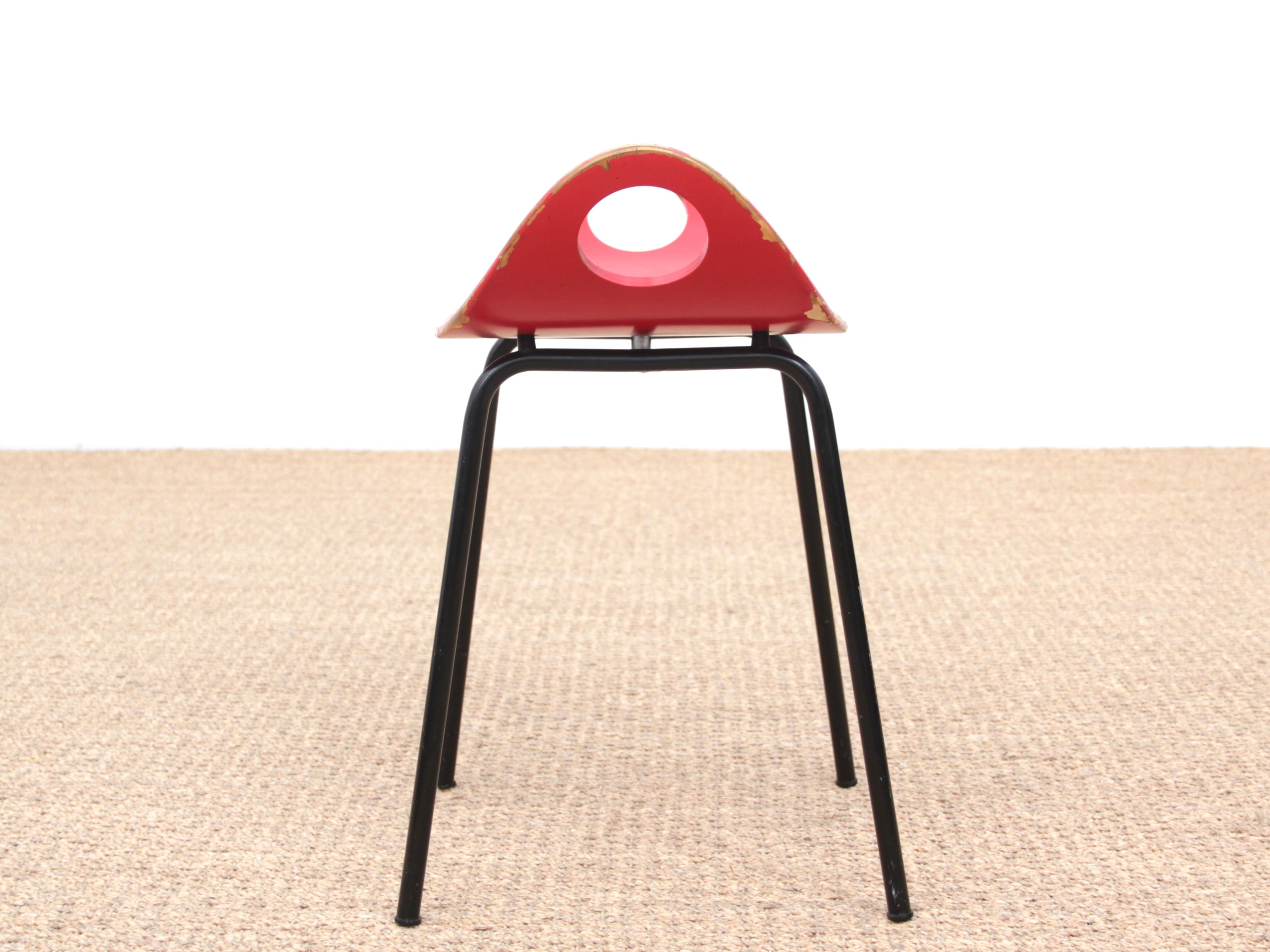 Scandinavian stool by Olof Kettunen for J. Merivaara Oy, circa 1950.
Seat in red lacquered plywood. Black lacquered steel legs. Original painting. Get itsoriginal labels.