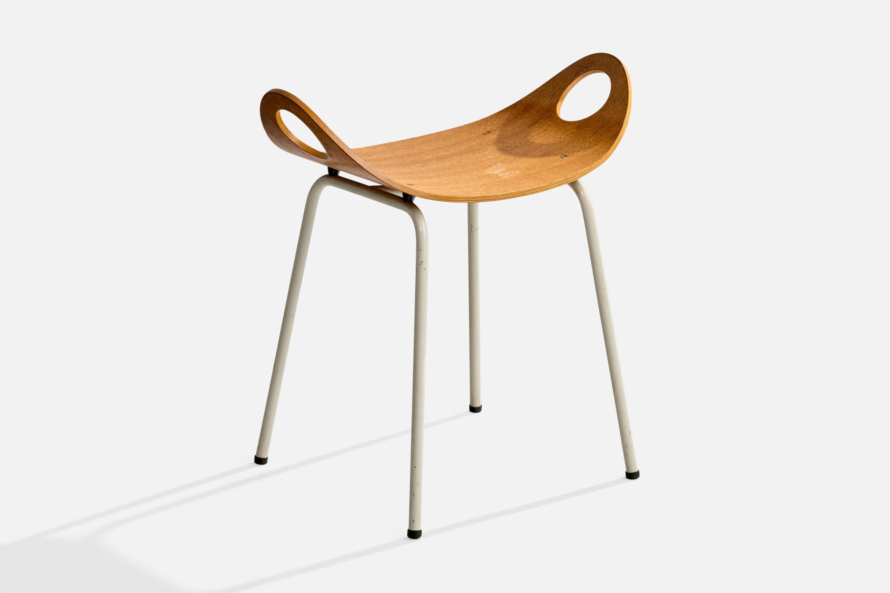 Sgabello in compensato e metallo laccato bianco progettato da Olof Kettunen e prodotto da J.Merivaara, Finlandia, anni '50.

Dimensioni complessive (pollici): 20,5 