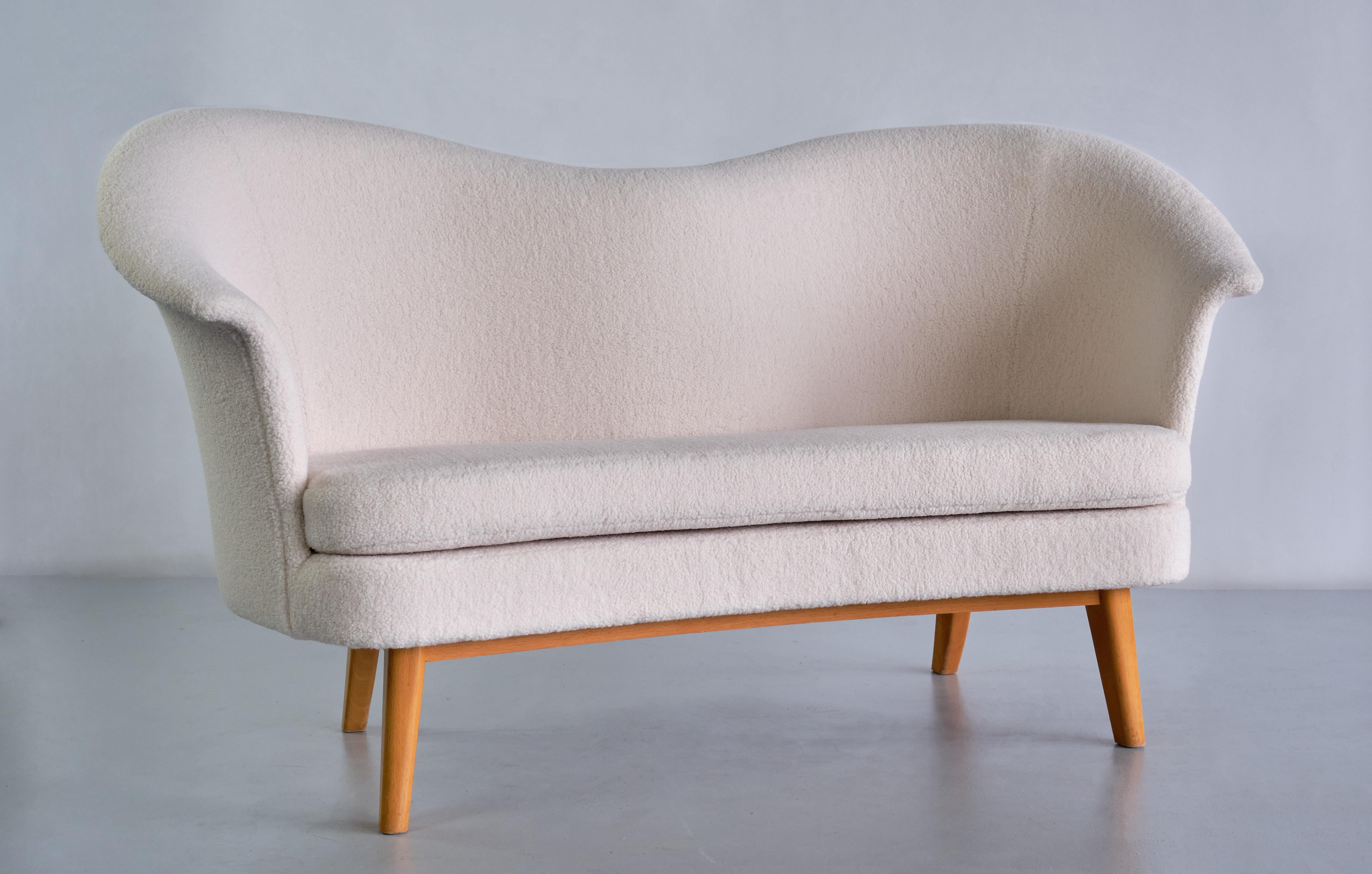 This rare sofa was designed by Olof Ottelin and produced by Keravan Puusepäntehdas for the Stockmann company in Finland in the 1950s. This distinctive two-seat model was named 'Duetto'. The design is marked by the beautifully curved lines of the