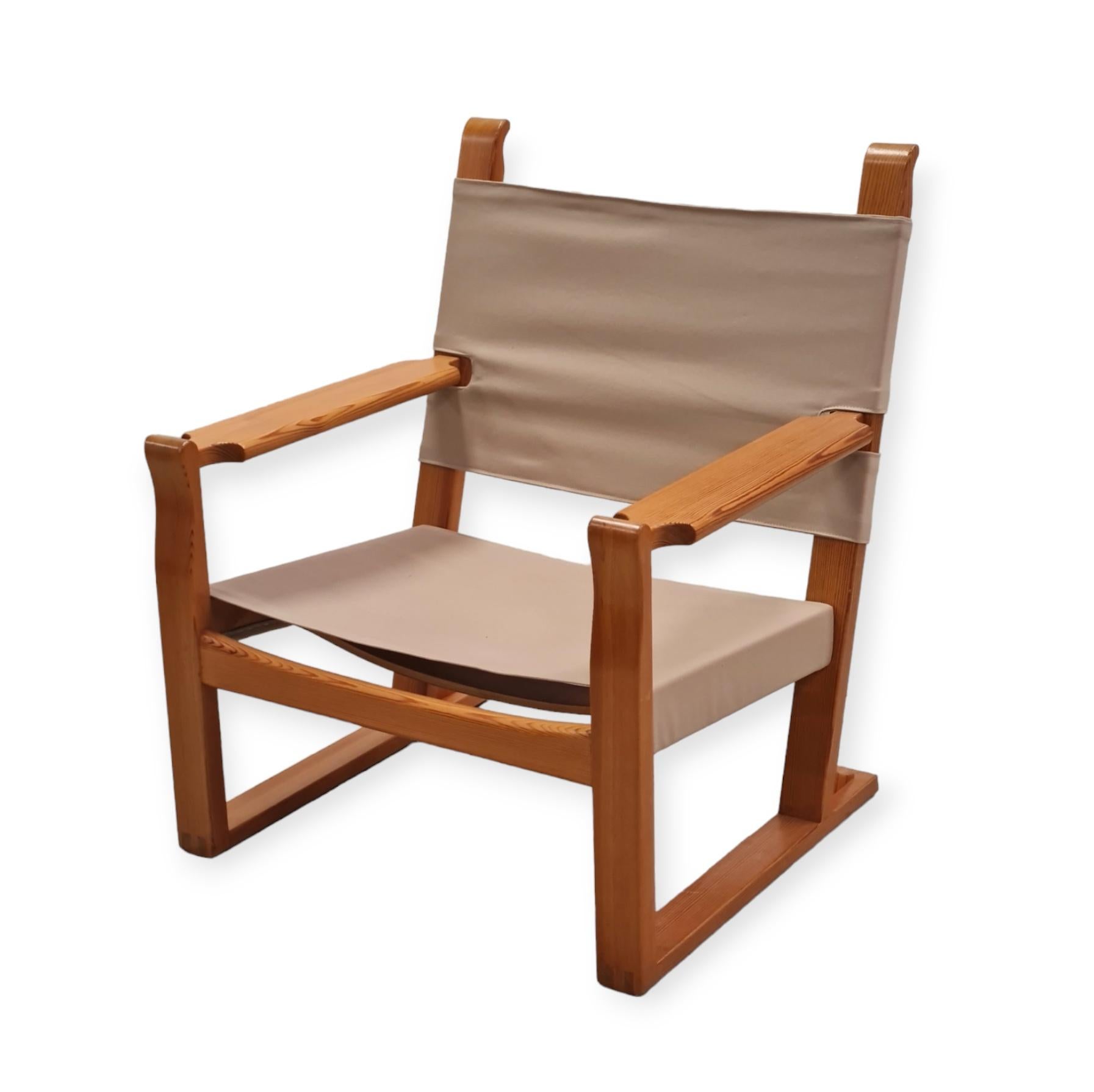 Ce fauteuil est un chef-d'œuvre de design quand on voit à quel point il est simple et élégant.  Le pin a été largement utilisé par différents designers de meubles dans les années 1930-1970, pour des raisons évidentes, principalement l'aspect proche