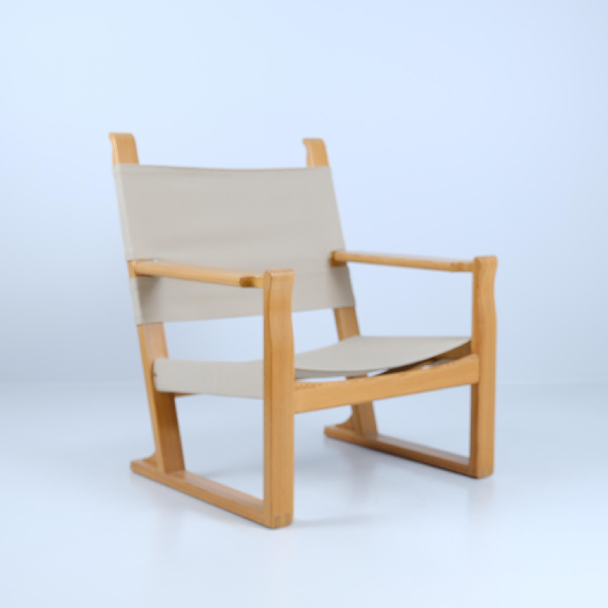 Ce fauteuil est un chef-d'œuvre de design quand on voit à quel point il est simple et élégant. Le pin a été largement utilisé par différents designers de meubles dans les années 1930-1970, pour des raisons évidentes, principalement l'aspect proche