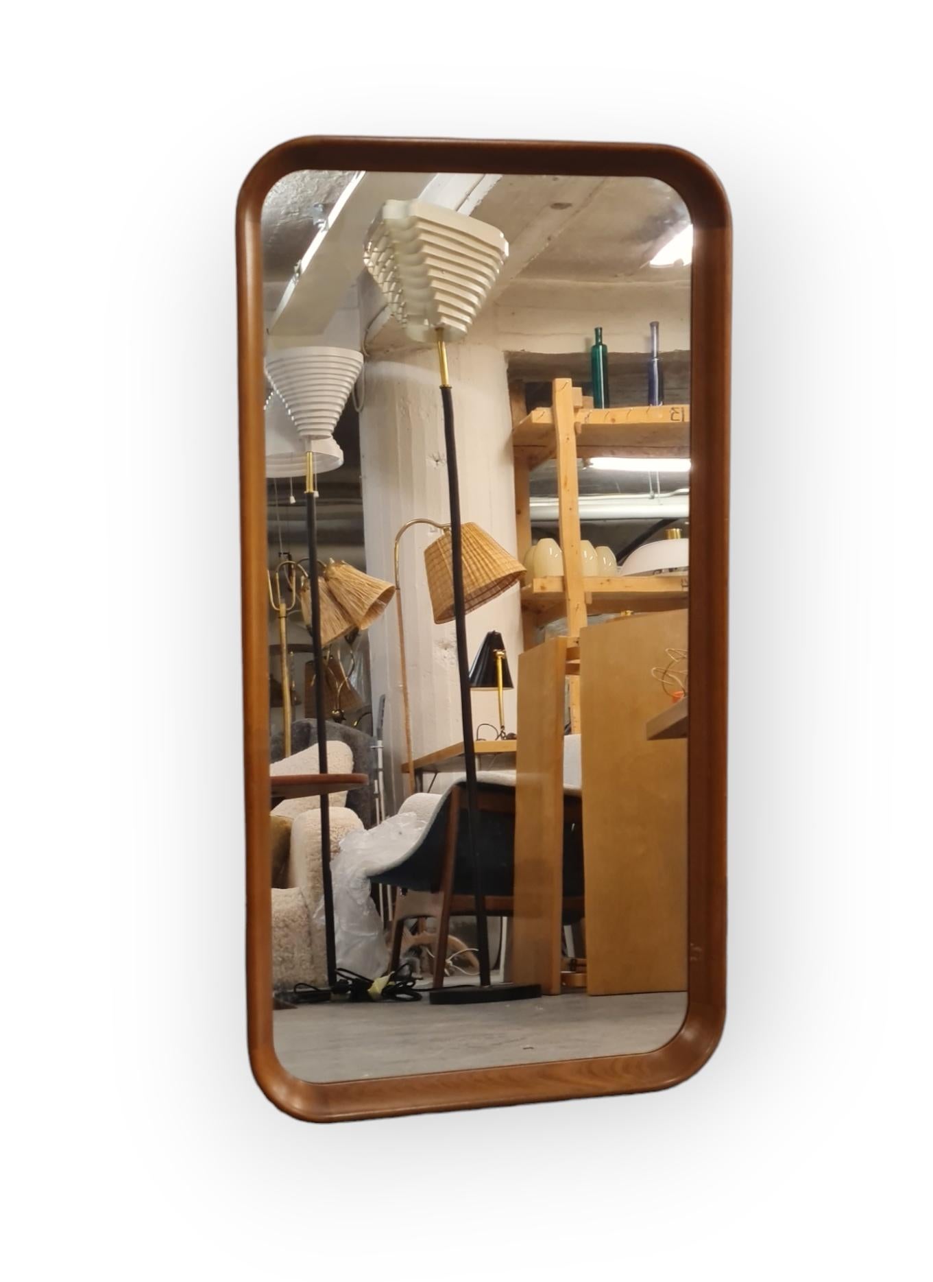 Un beau miroir moderne minimaliste dans un cadre en teck conçu par Olof Ottelin, qui était designer et directeur du grand magasin de design de meubles Stockmann. Le miroir a été réalisé par Keravan Puuseppätehdas. 
Pour les amateurs de minimalisme, 