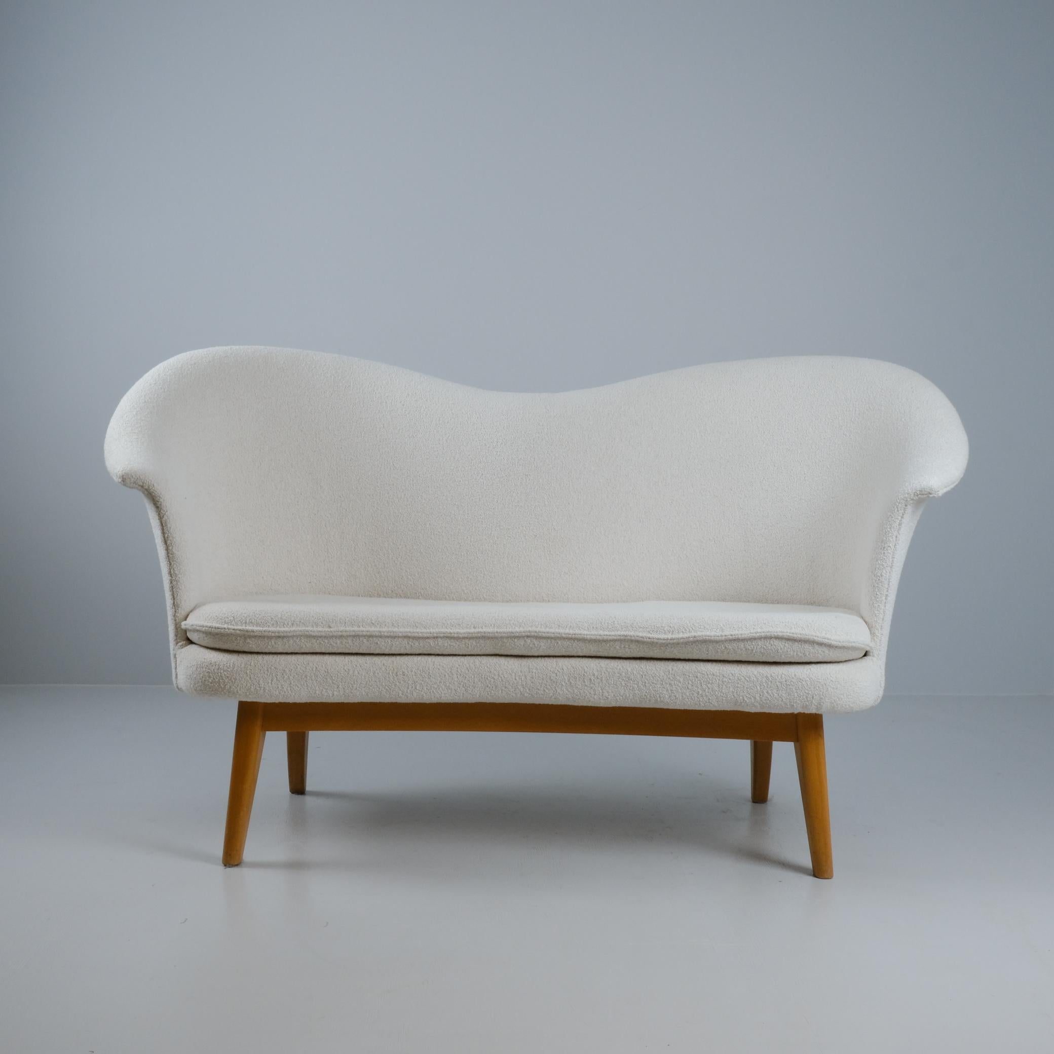 Magnifique canapé moderne et épuré Duetto d'Olof Ottelin réalisé par Keravan Puusepäntehdas pour le magasin de luxe Stockmann en Finlande.

Icone a su allier le charme classique à des lignes modernes et épurées dans ce design emblématique. Comme