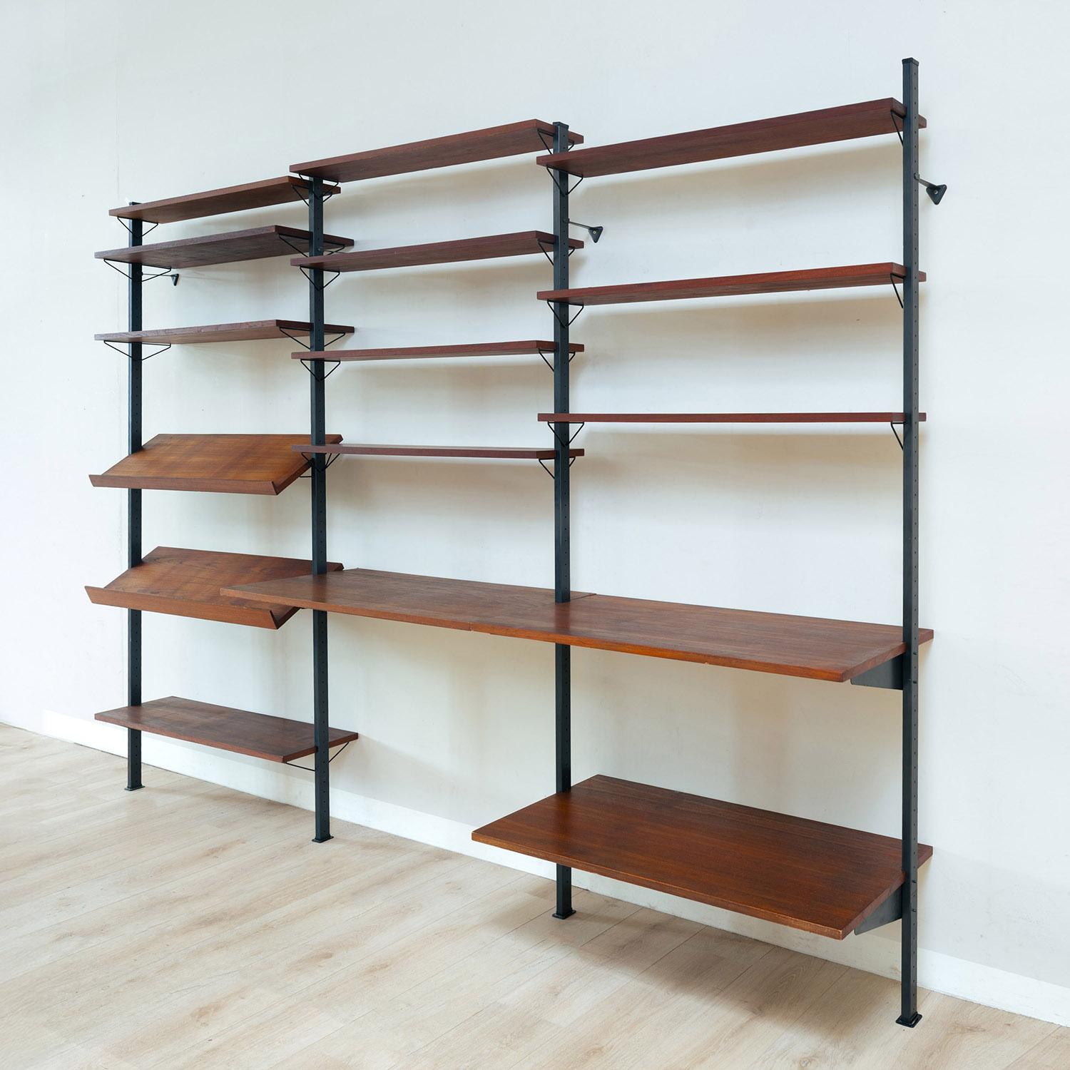 Modular shelving system designed by Olof Pira, manufactured by String Design AB in Sweden during the 1950s.

As pictured is has a total width of 270 cm and a height of 200 cm with four stems and 18 shelves.

Containing: 

4 black lacquered steel
