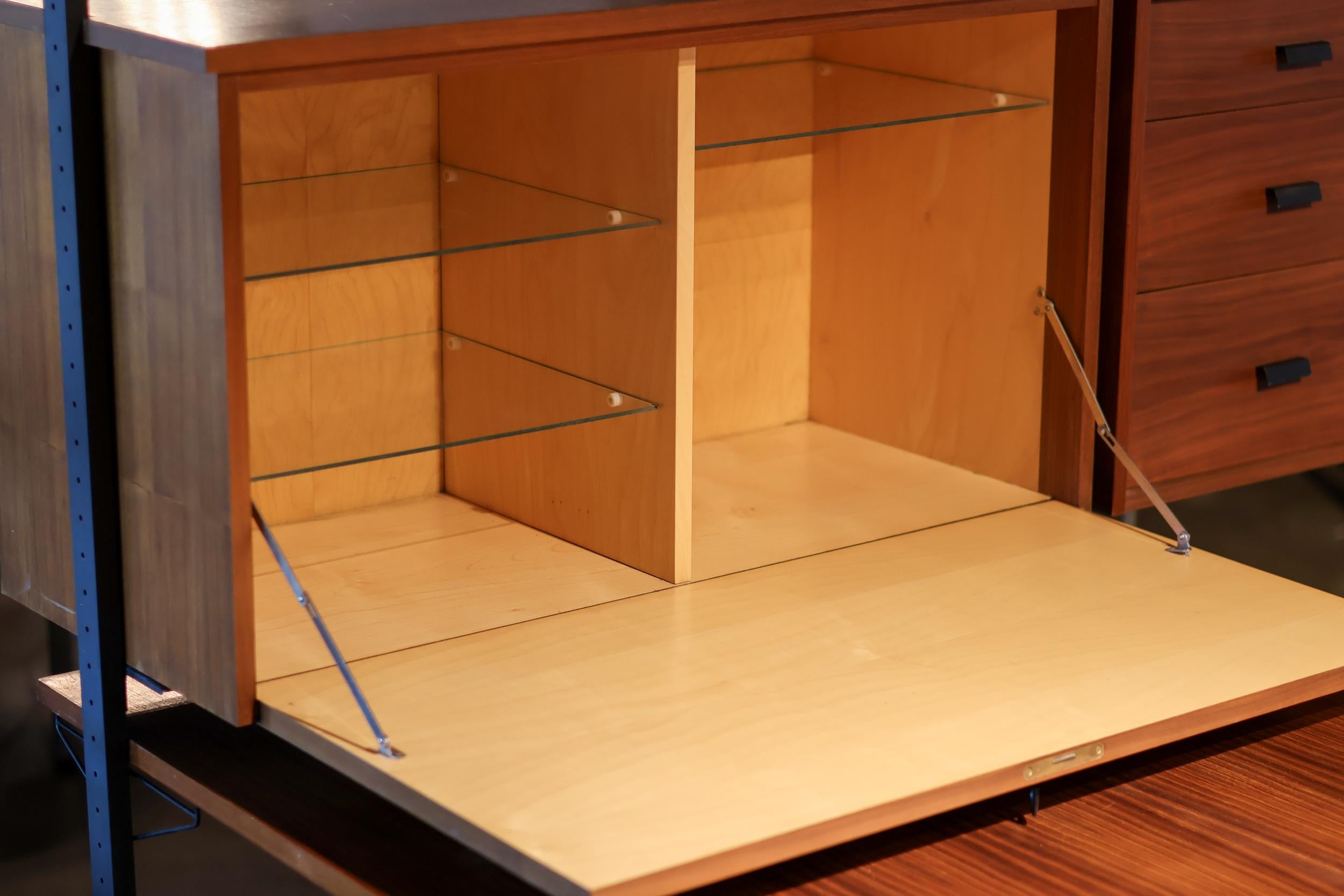 Un sistema di scaffalature con tavolo/scrivania, indipendente e moderno di metà secolo, progettato in Svezia da Olof Pira.
Questo esempio è stato progettato per essere fissato tra il pavimento e il soffitto, consentendo di utilizzarlo in modo