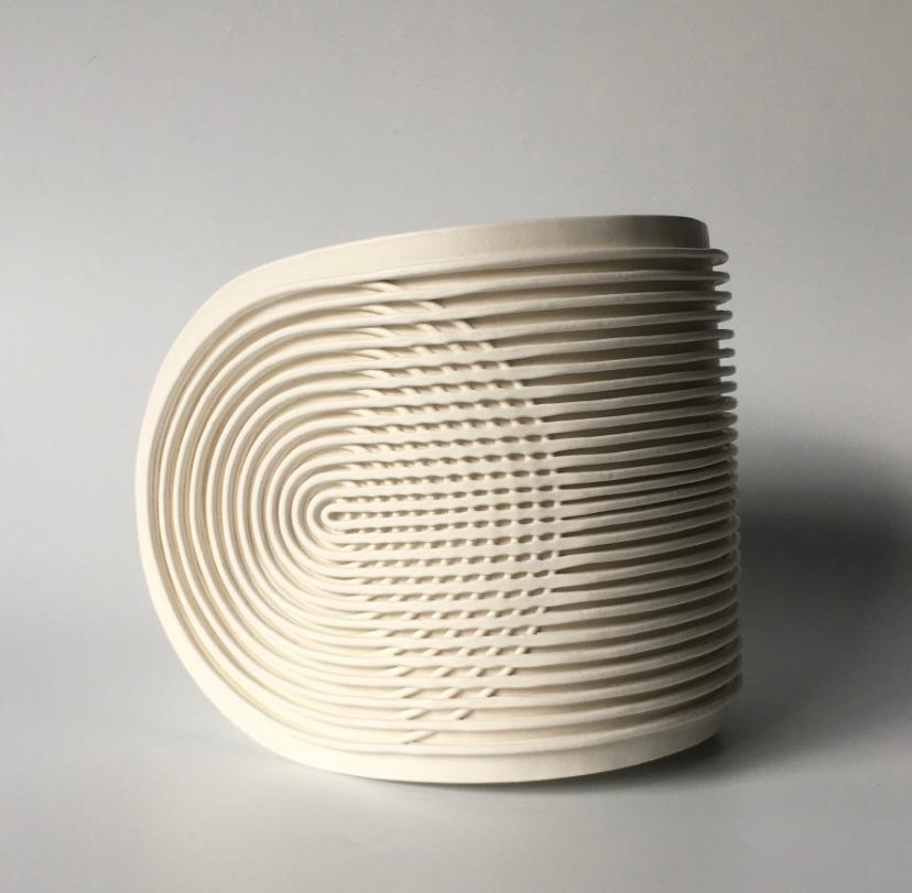 Ceramica smaltata.
Firmato 

Originaria del Canada occidentale, Colleen Carlson è un'abile ceramista che vive a Long Island City, New York. Con un forte background nella moda, Colleen è sempre stata attratta dal potere dell'estetica e della