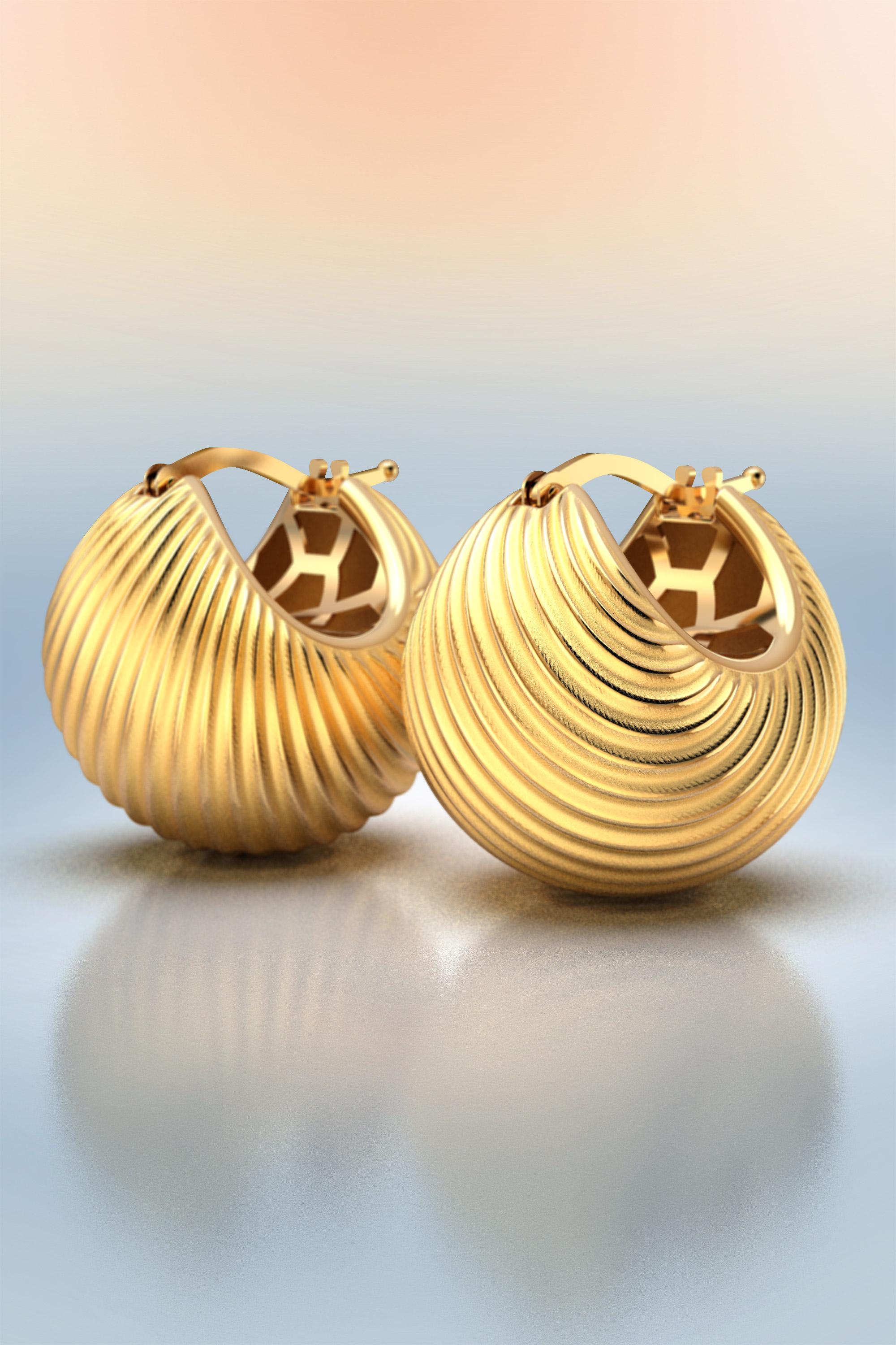 Classici orecchini a cerchio con texture a coste, realizzati in oro lucido e grezzo 18k. 
I cerchi sono fissati da una fidata chiusura a scatto.
Il peso totale approssimativo è di 12 grammi in 18 carati. 
I nostri gioielli sono realizzati