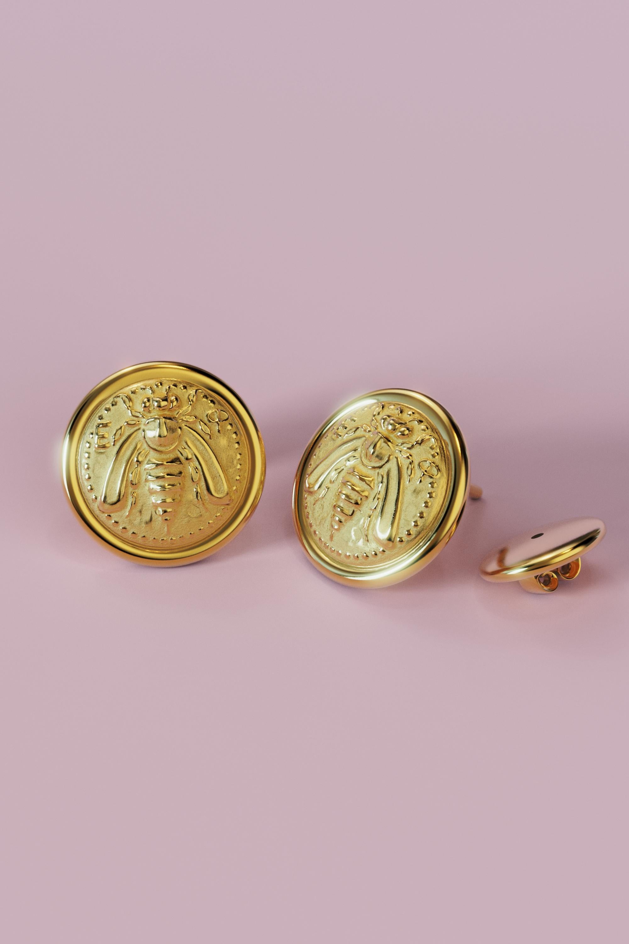 Ancient Greek Bee Coin Stud Earrings in 18k Solid Gold – Made in Italy by Oltremare Gioielli

Crafted in Italy by Oltremare Gioielli, these unique round stud earrings are a faithful reproduction of an ancient Greek coin depicting a bee — a powerful