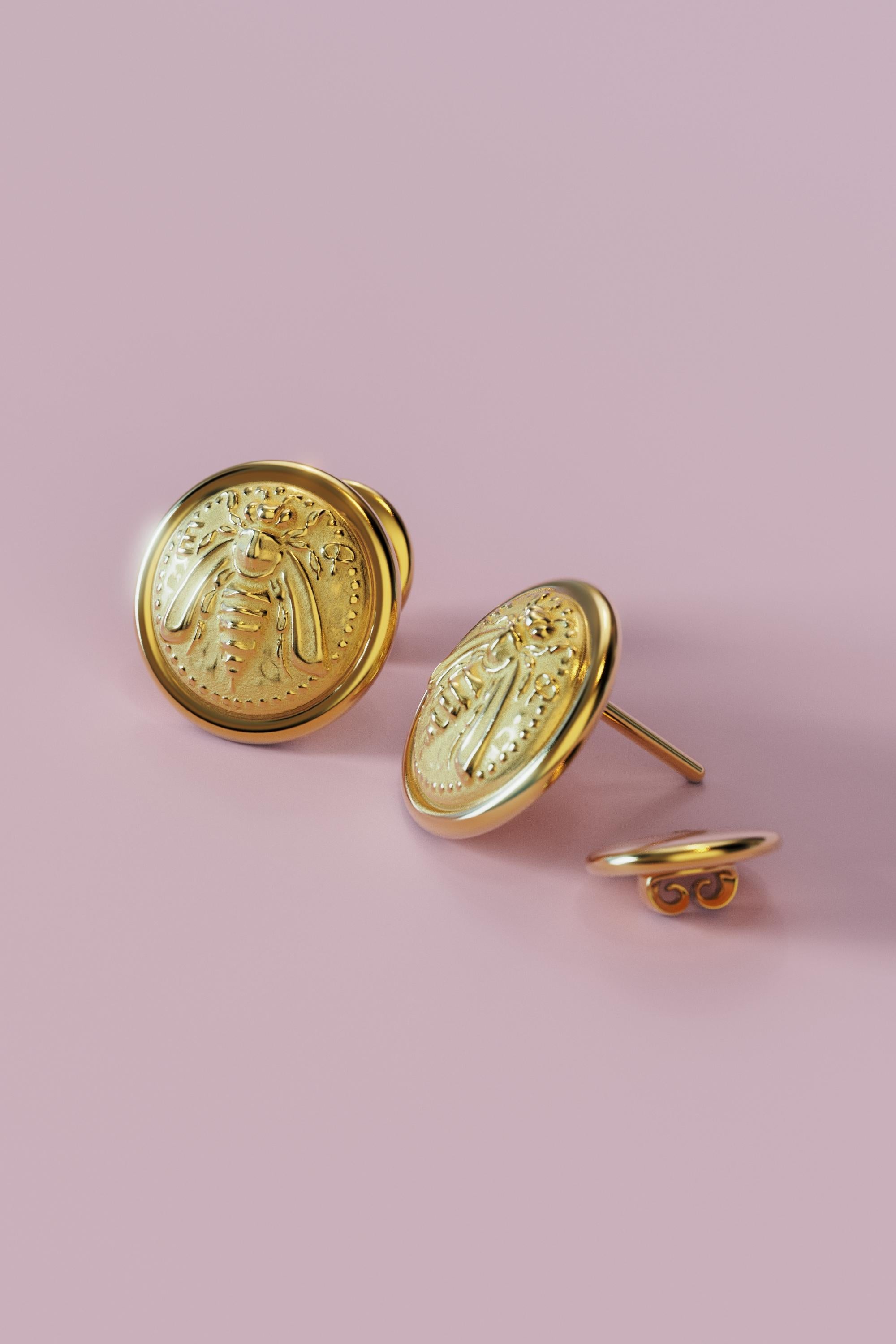 Classical Greek Oltremare Gioielli 18k Gold Bee Stud Earrings in ancient Greek Style For Sale