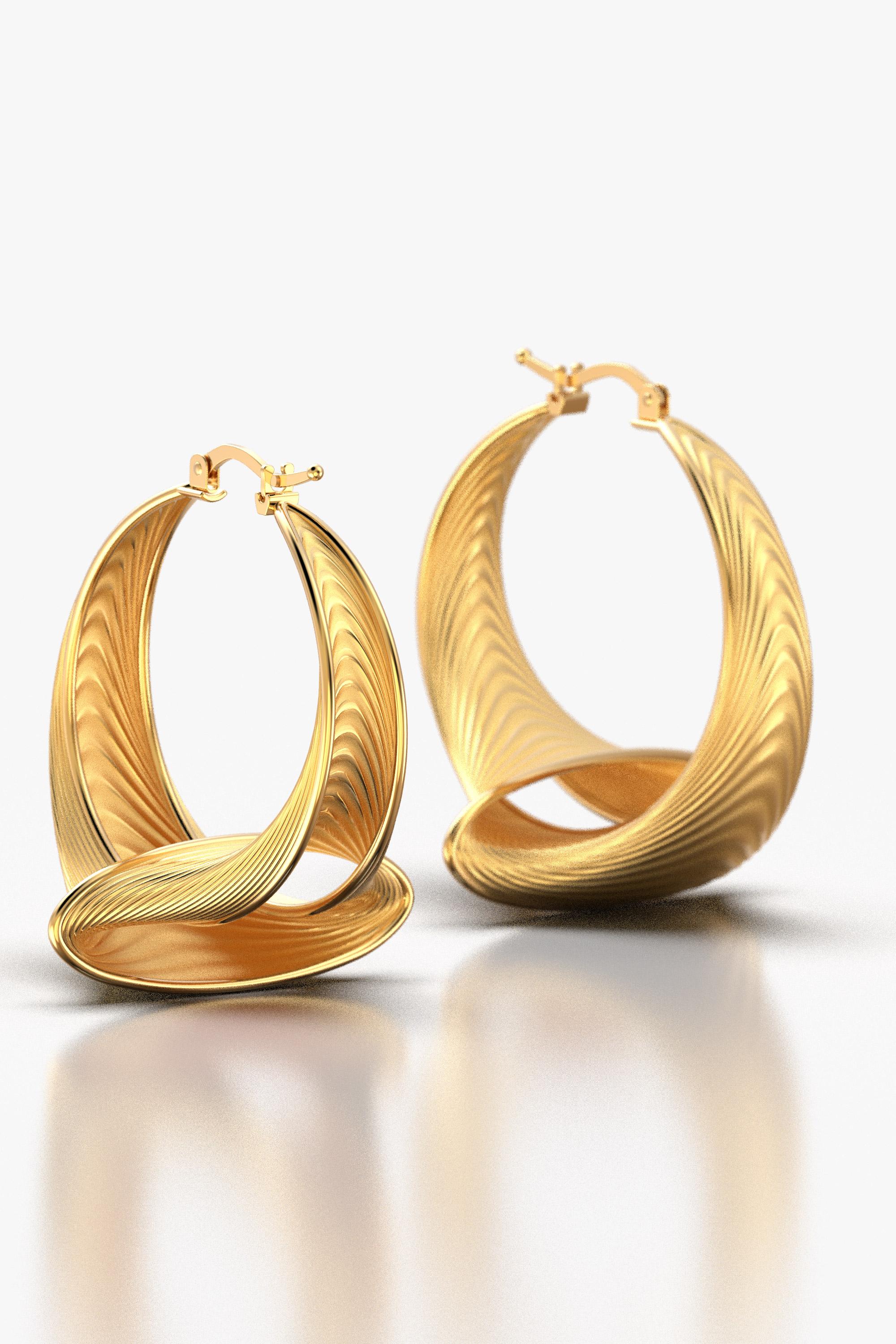 Entdecken Sie zeitlose Eleganz mit unseren auf Bestellung gefertigten großen Ohrringen mit 33 mm Durchmesser. Diese modernen, in Italien von Oltremare Gioielli handgefertigten Ohrringe aus 18-karätigem Gold strahlen Raffinesse aus. Erhöhen Sie Ihren