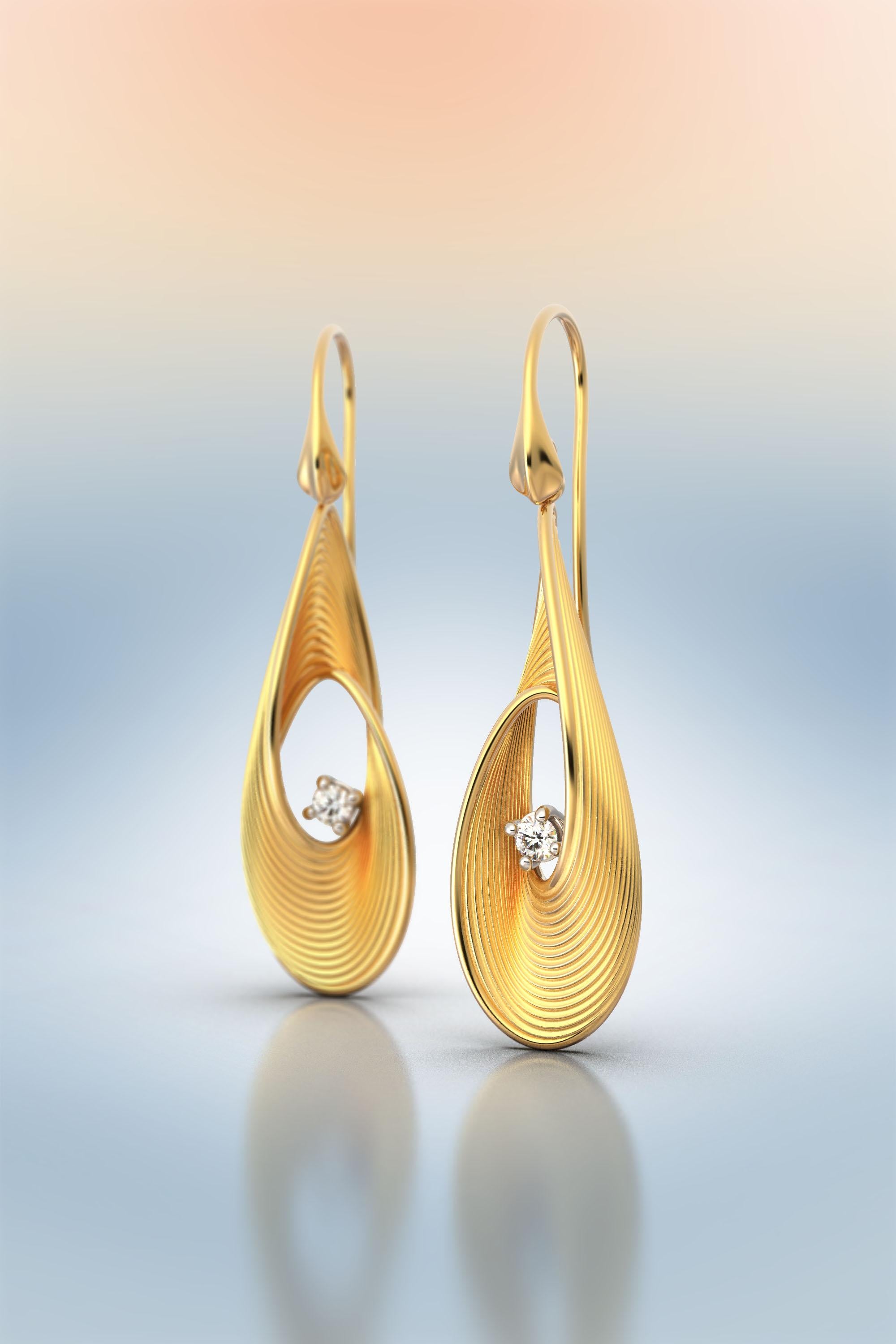 Les diamants brillent sur ces élégantes et modernes boucles d'oreilles gouttes d'Oltremare Gioielli, disponibles en or jaune, blanc et rose, 18k. 
Conçue et fabriquée en Italie.
Longueur de chute : 32 millimètres ; Longueur : 44 millimètres ;