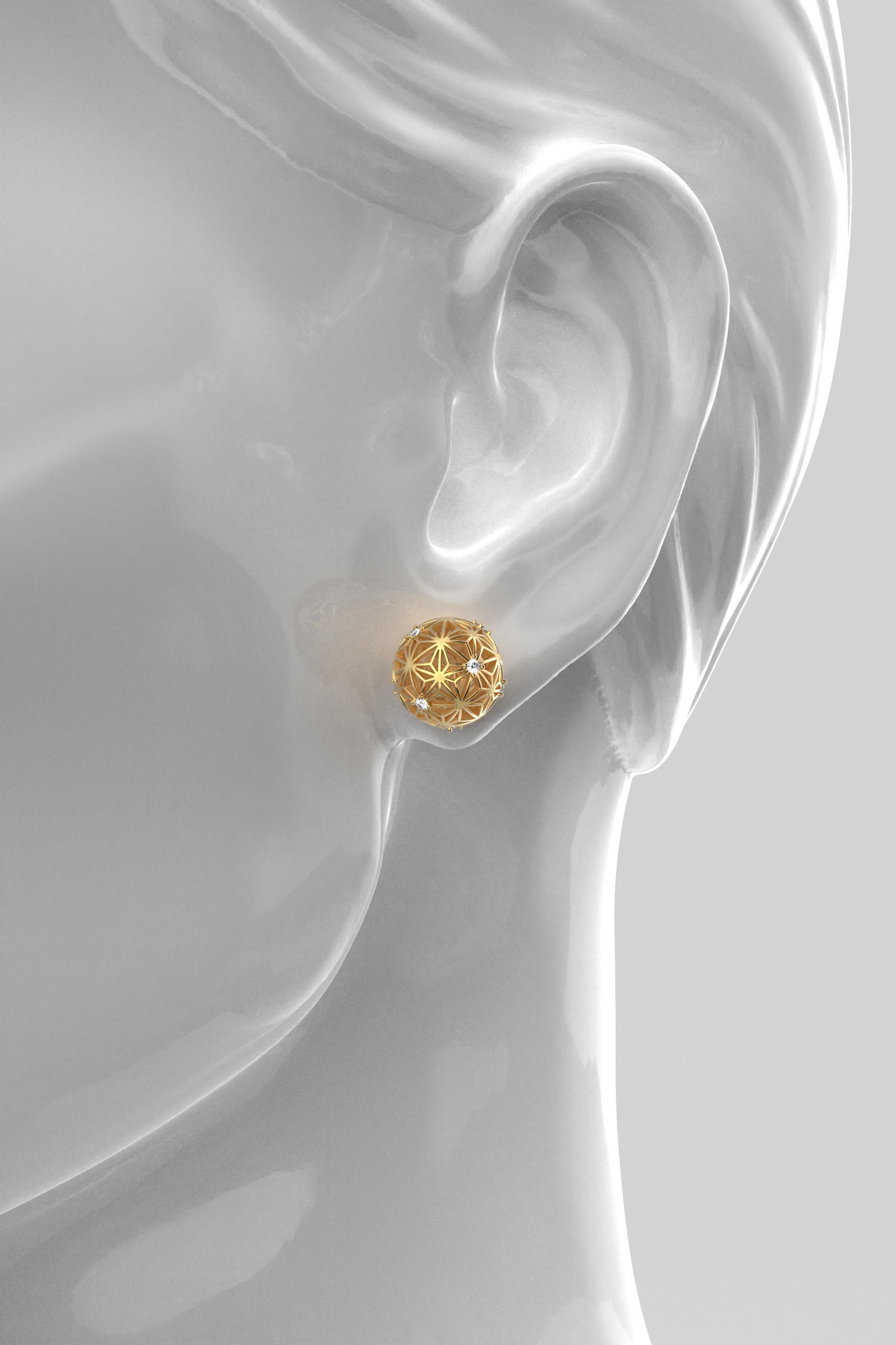 Découvrez l'élégance intemporelle avec nos boucles d'oreilles en or 18 carats fabriquées sur commande en Italie, ornées de diamants naturels (G VS, 0,16 Ct Tw). Dotées d'un charmant design sphérique et d'un motif étoilé Sashiko ajouré, ces boucles