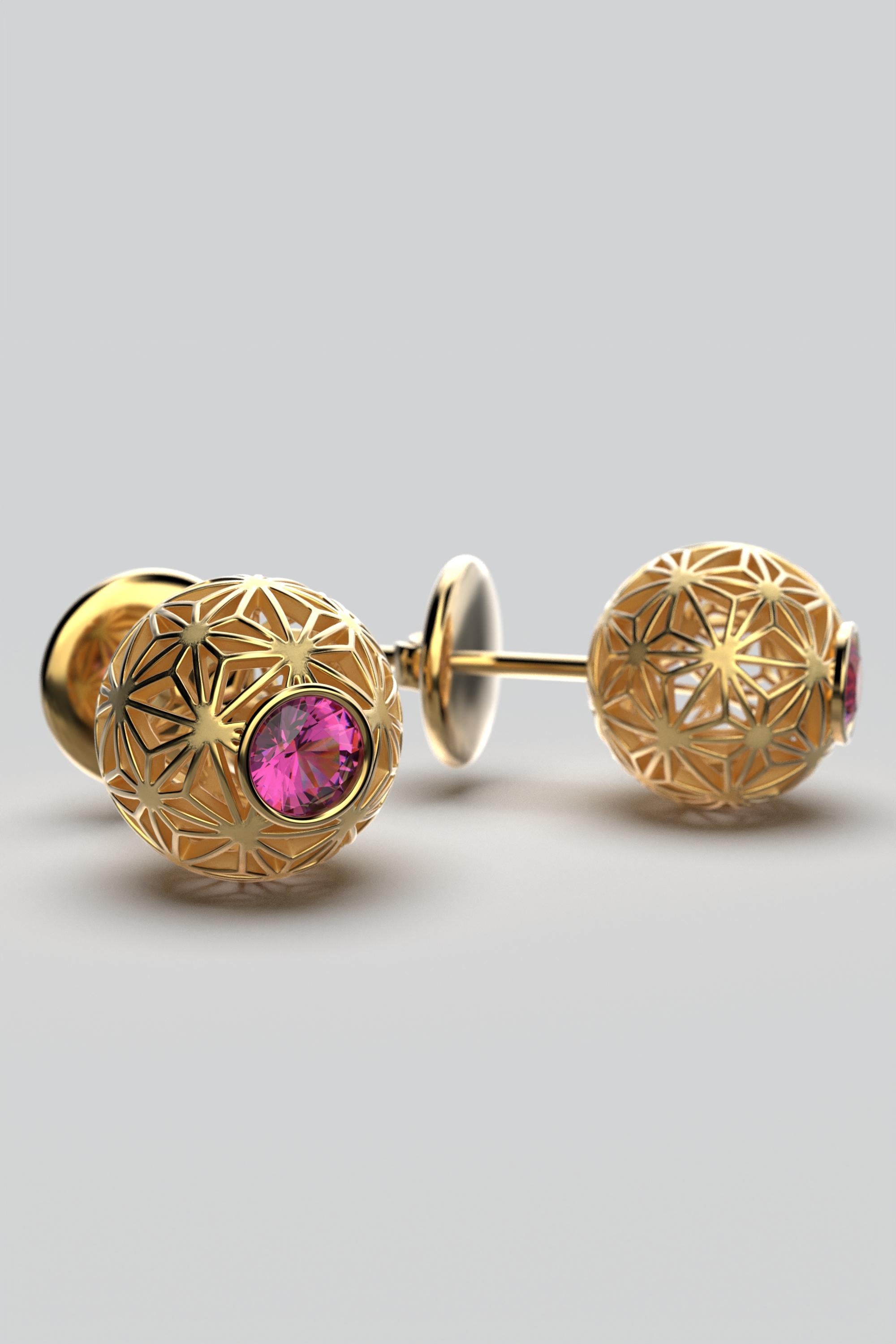 Orecchini in oro con granato rodolite e motivo Sashiko, realizzati su ordinazione. Gli orecchini possono essere personalizzati con una pietra preziosa su richiesta, il prezzo può variare.
Scopri un'eleganza senza tempo con i nostri orecchini in oro