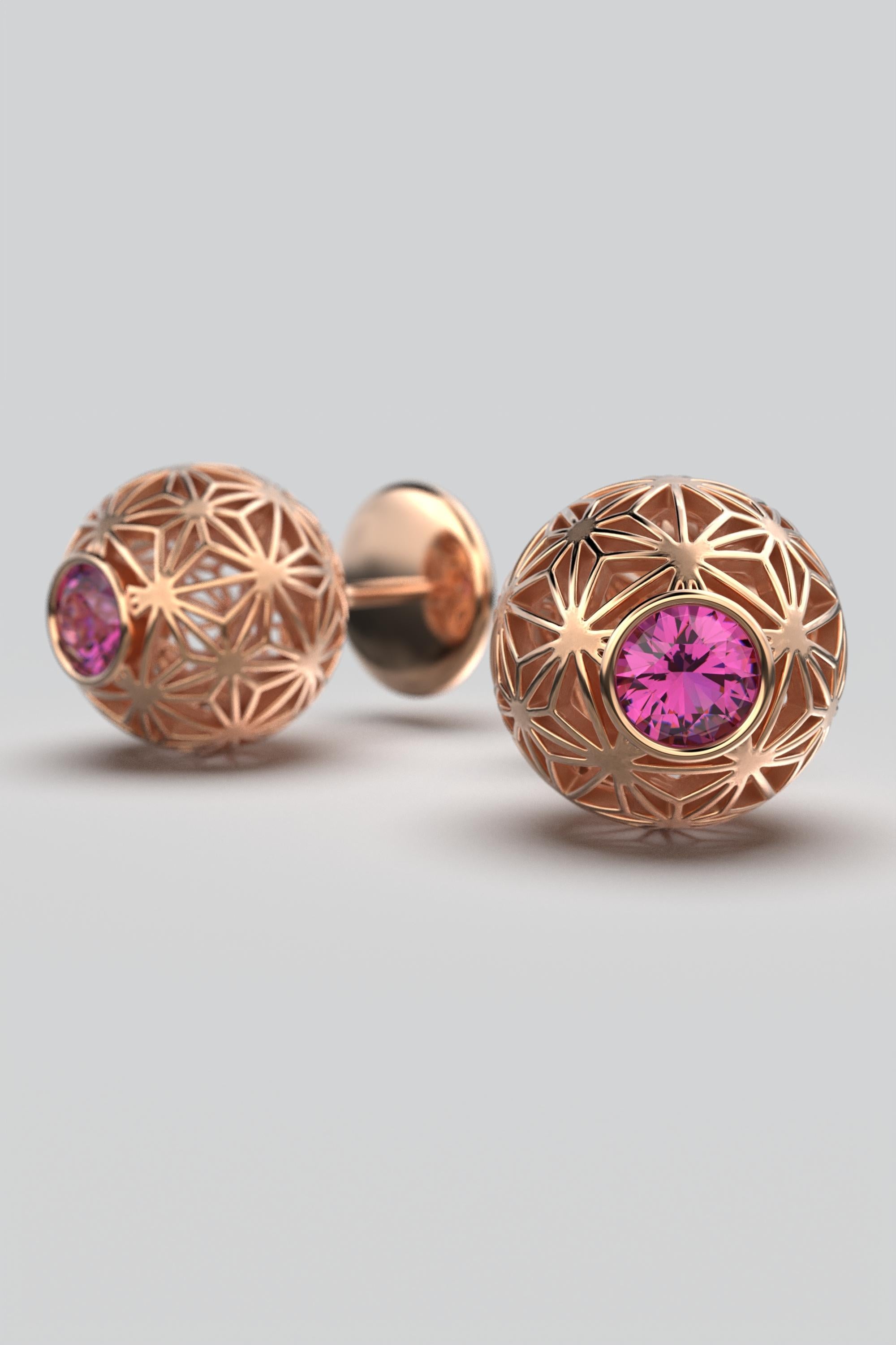 Donna Oltremare Gioielli Orecchini a perno in oro 18k con granato di rodolite, motivo Sashiko in vendita