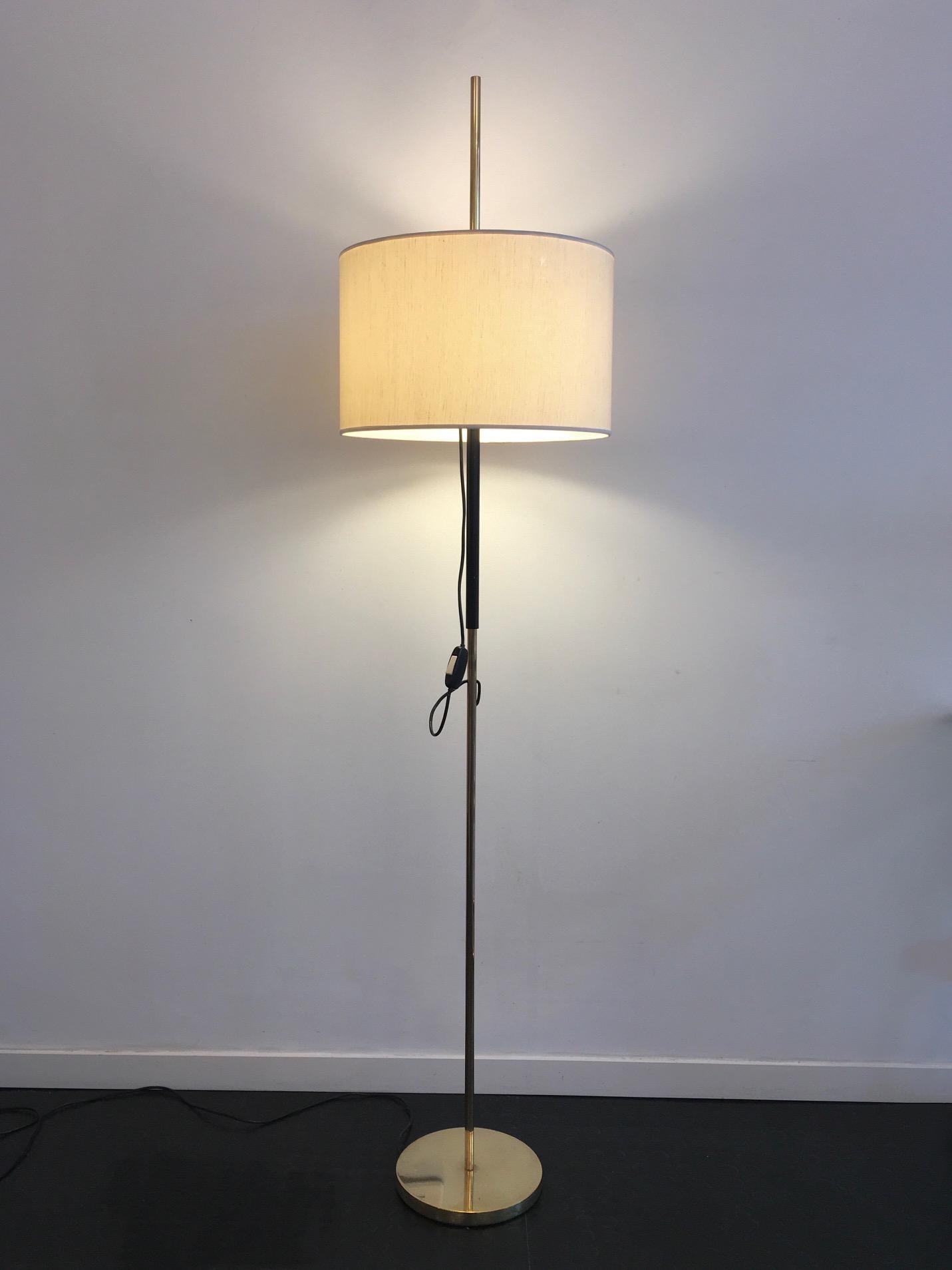 Iconique luminaire conçu par Angelo Ostuni et renato Forti en 1956, l'abat jour est fixé sur un manchon téléscopique qui permet d'en faire varier la hauteur et offrant la double option de la lampe de sol classique ou de la liseuse. 
L'abat jour