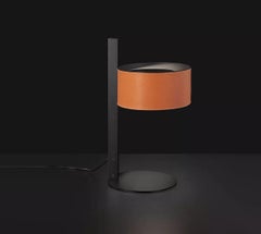 Oluce Parallele 296 Tischlampe von Victor Vasilevc – Lederbraun – 220–240 V