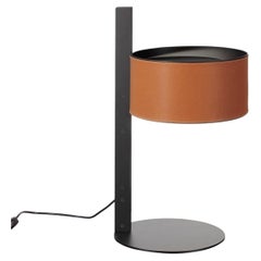 Oluce Parallele 296 Tischlampe von Victor Vasilevc – Lederbraun – 220–240 V