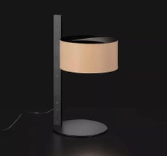 Lámpara de mesa Oluce Parallel 296, diseñada por Victor Vasilevc - Color «Leather Sand» - 220–240 V