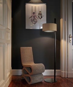 Oluce Parallel 396 Stehleuchte, Design: Victor Vasilev – 220–240 V – Leder, sandfarben