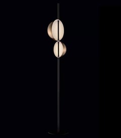 Lámpara de pie Oluce Superluna, diseño de Victor Vasilev - Pie de latón y negro - 220–240 V