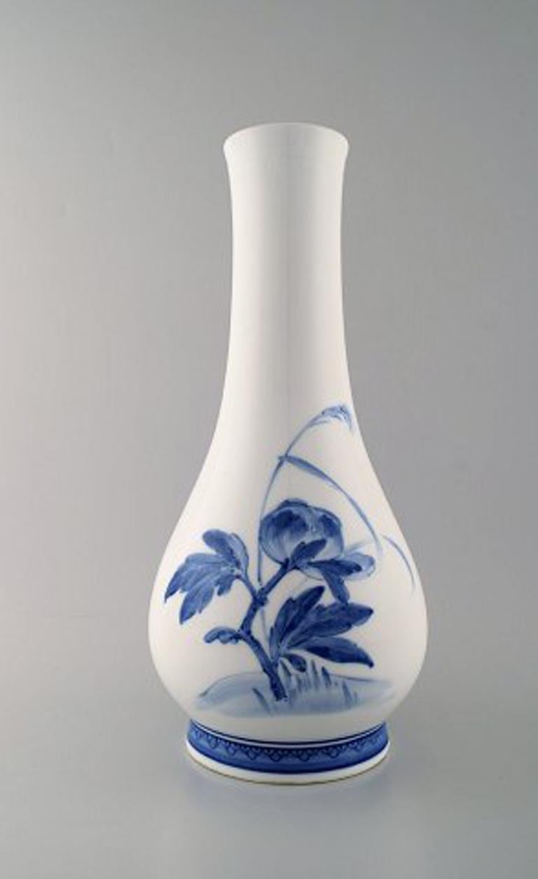Oluf Jensen for Royal Copenhagen. Large unique porcelain vase with slim neck. Hand painted with flowers, 1921.
Signed and dated: October 10th, 1921.
Measures: 37.5 x 19 cm
In very good condition. 2nd factory quality.
