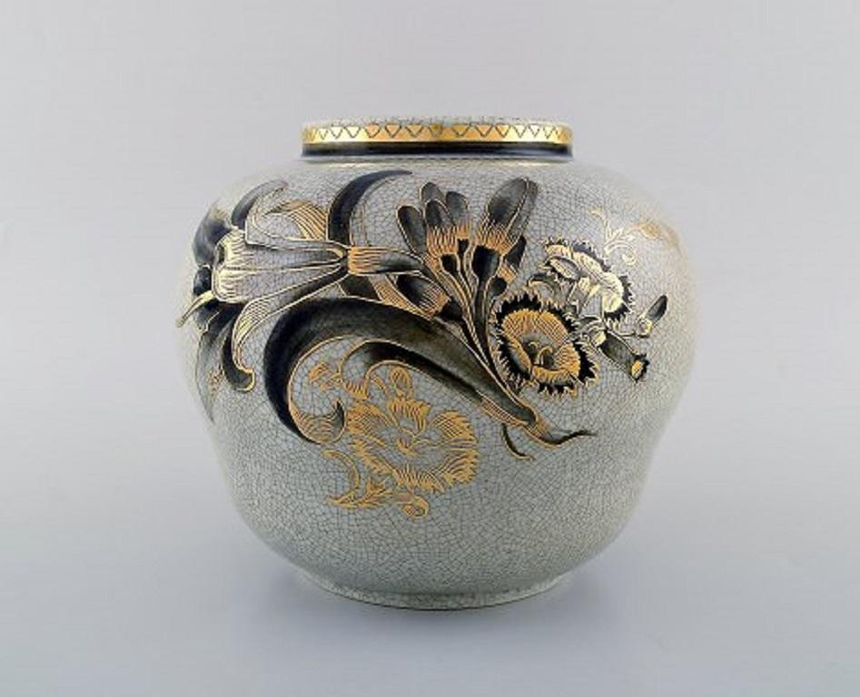 Oluf Jensen for Royal Copenhagen. Unique vase in crackled porcelain with gold decoration and floral motifs. Dated 1929.
Measures: 21 x 18 cm.
In very good condition.
Stamped.
1st factory quality.