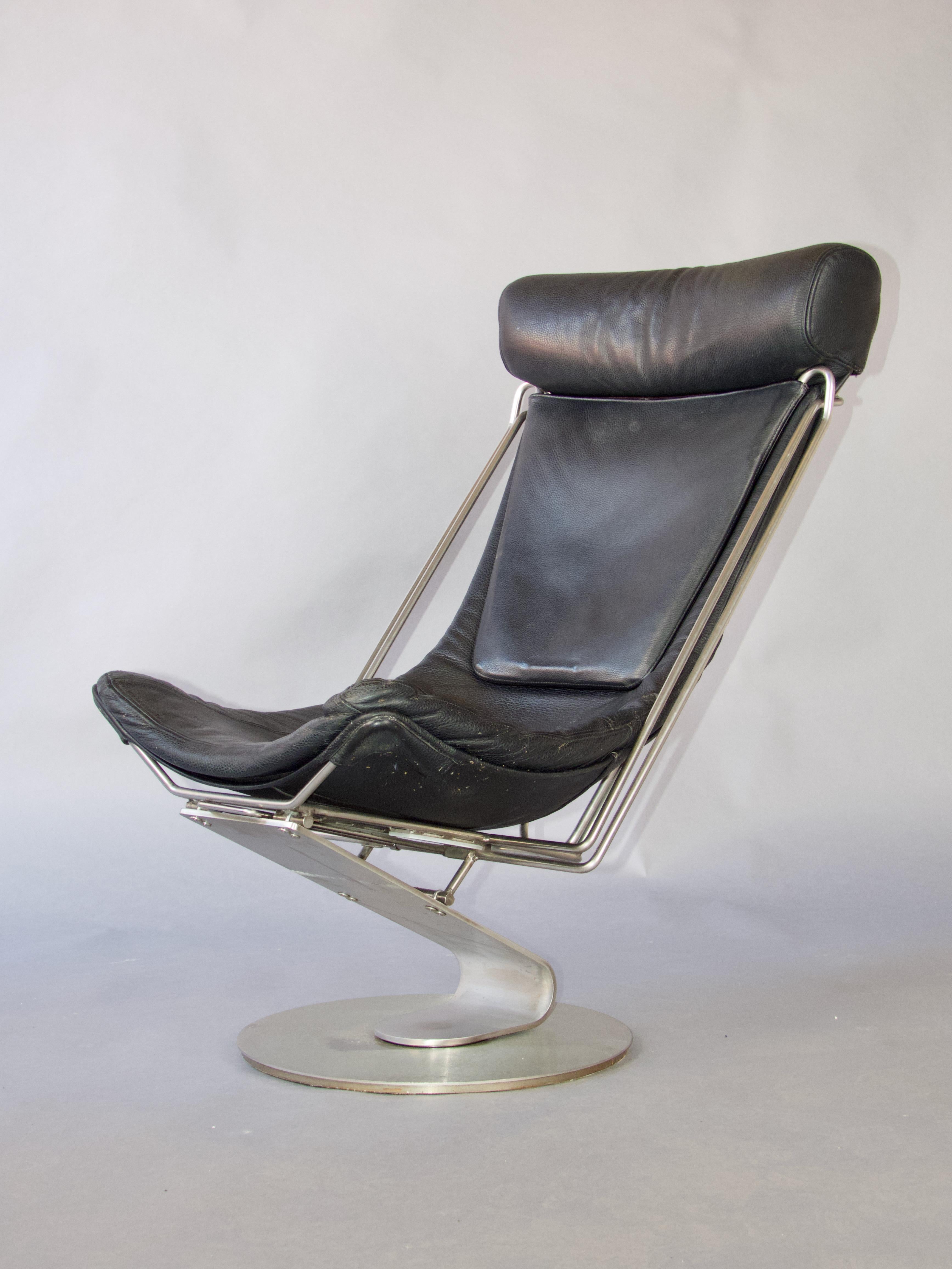 Poltrona Oluf Lund in pelle e alluminio trasformabile in poltrona lounge, dimensioni con la chaise long chiusa H. 100 x 90 x 58 cm.