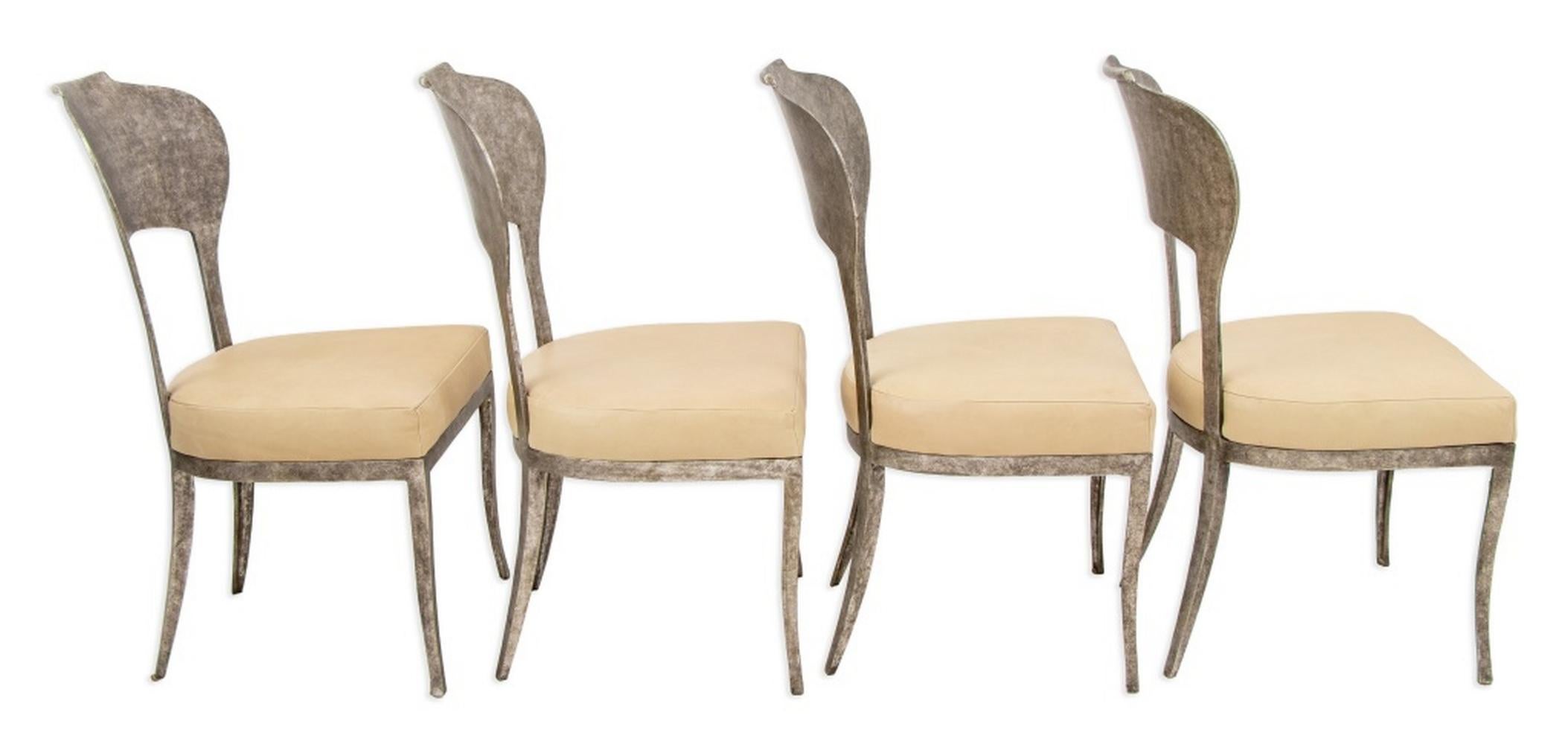 Ensemble de quatre chaises d'appoint 