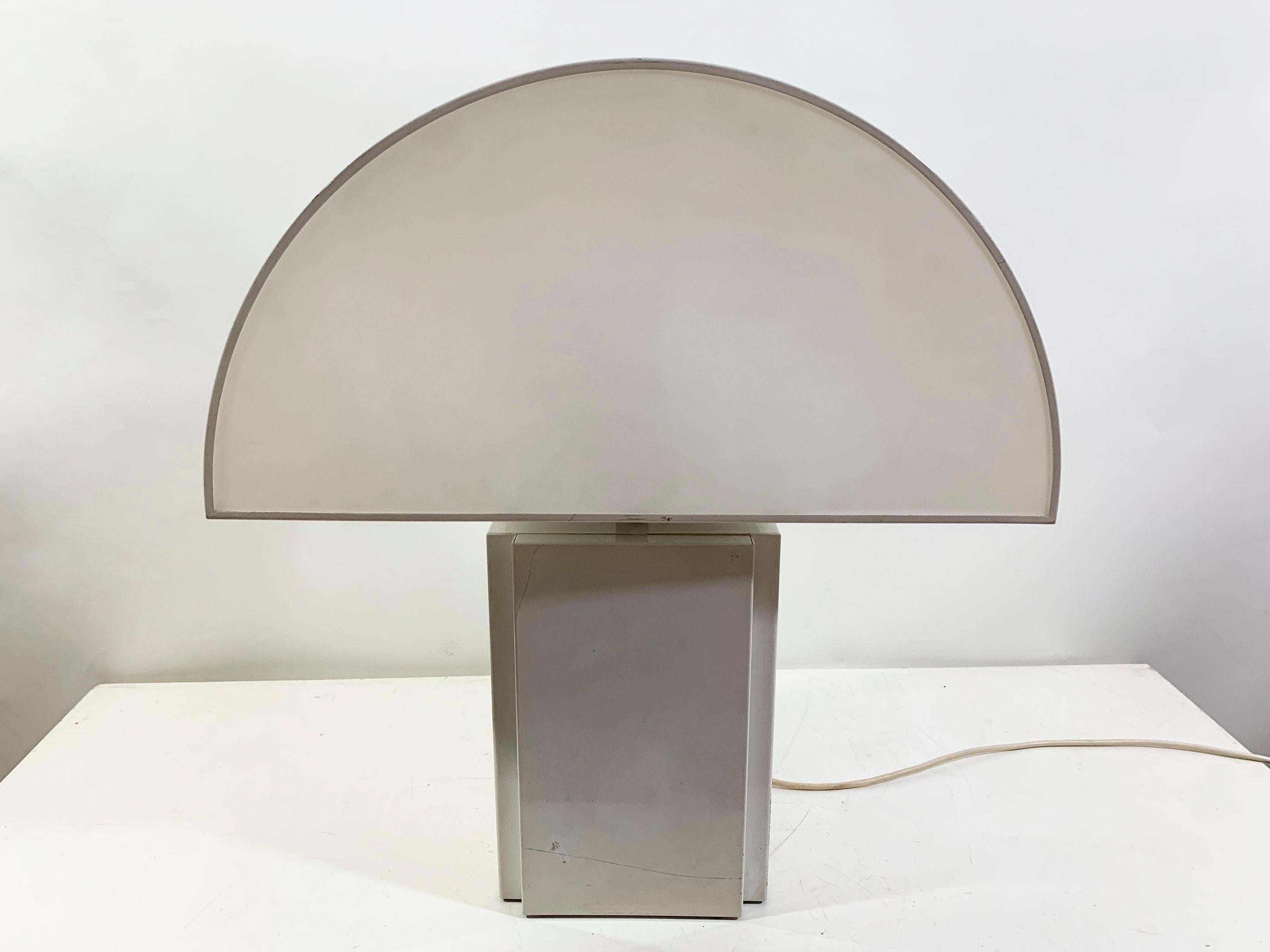 Grande lampe de table Olympe conçue par Harvey Guzzini pour Olymp Italy dans les années 1970. Ses élégants volumes géométriques et ses panneaux en plastique semi-opaque créent une lumière chaude et diffuse, ce qui en fait le complément idéal de