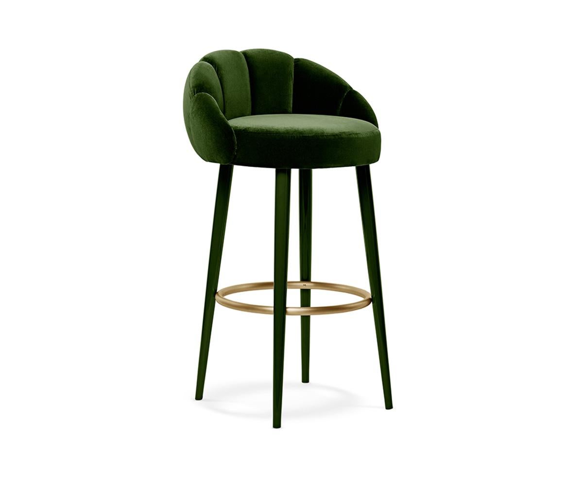 Taburete de bar Olympia by Munna
Dimensiones: P 55 x An 58 x Al 100 cm. SH: 80 cm.
Materiales: Madera maciza, espuma, latón y tapicería.
Acabado: Tapizado: Terciopelo de algodón, ref. Esmeralda, CV09. Anillo: Latón cepillado. Patas: Lacado brillante