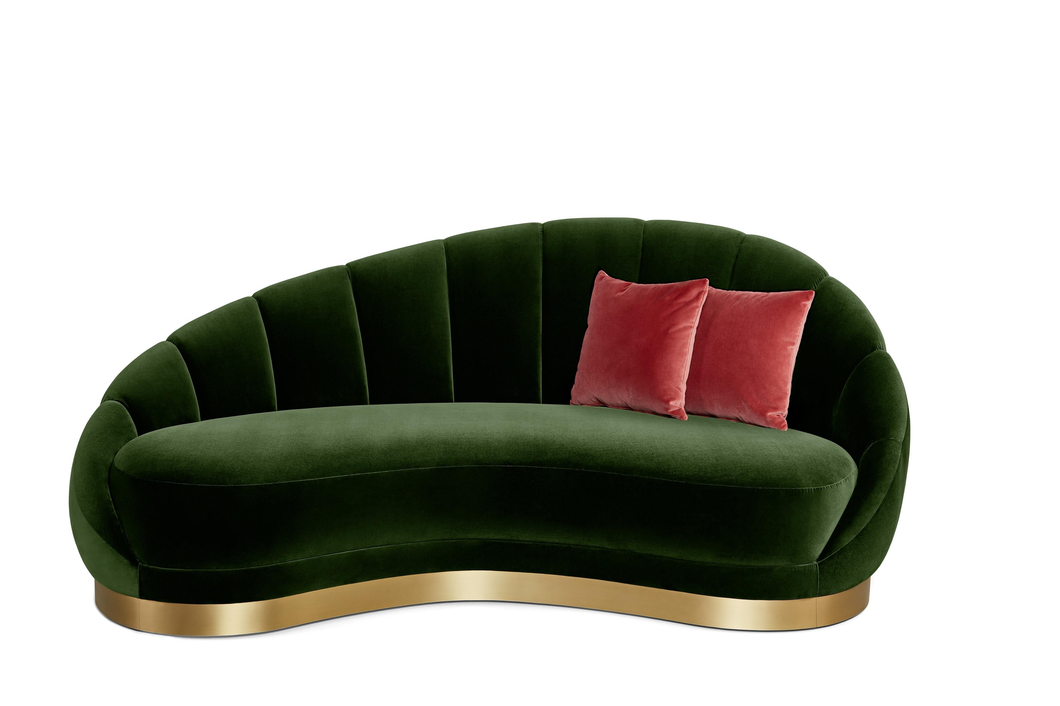 Chaise longue Olympia by Munna
Dimensiones: P 118 x An 217 x Al 94 cm. SH: 43 cm.
Materiales: Madera, espuma, latón y tapicería.
Acabado: Terciopelo de algodón, ref. Esmeralda, tapicería CV09 y latón cepillado.

Disponible en todos los tejidos Munna