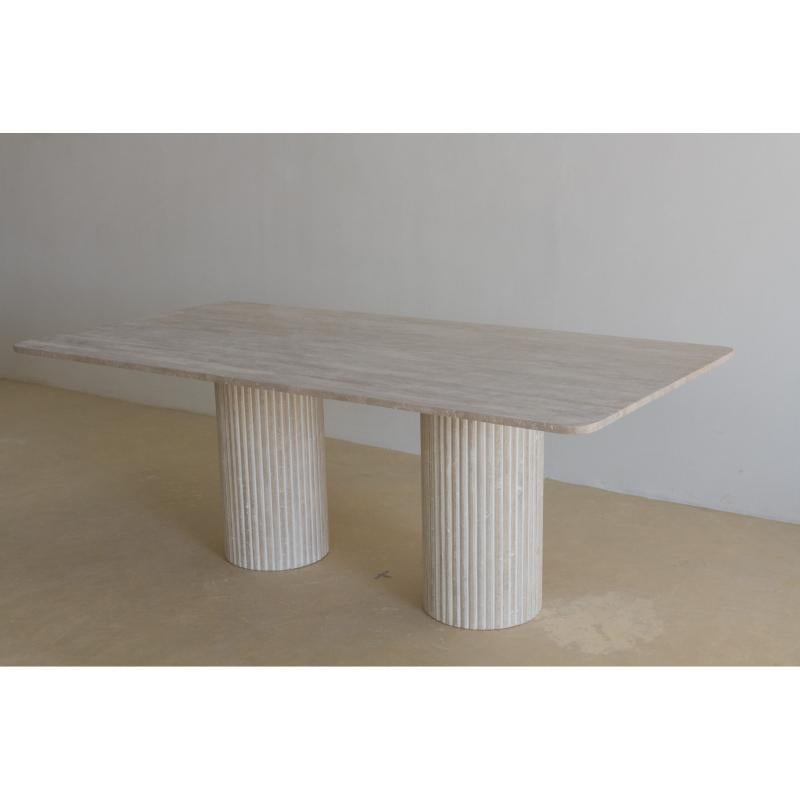 Tavolo da pranzo Olympia Lizea 200 in travertino lavorato a mano di Beije Avenue
Dimensioni: D 100 x L 200 x H 75 cm. 
Materiali: Travertino.

Disponibile in diverse misure. Contattateci.

Il tavolo da pranzo Olympia colpisce per la sua grazia e il